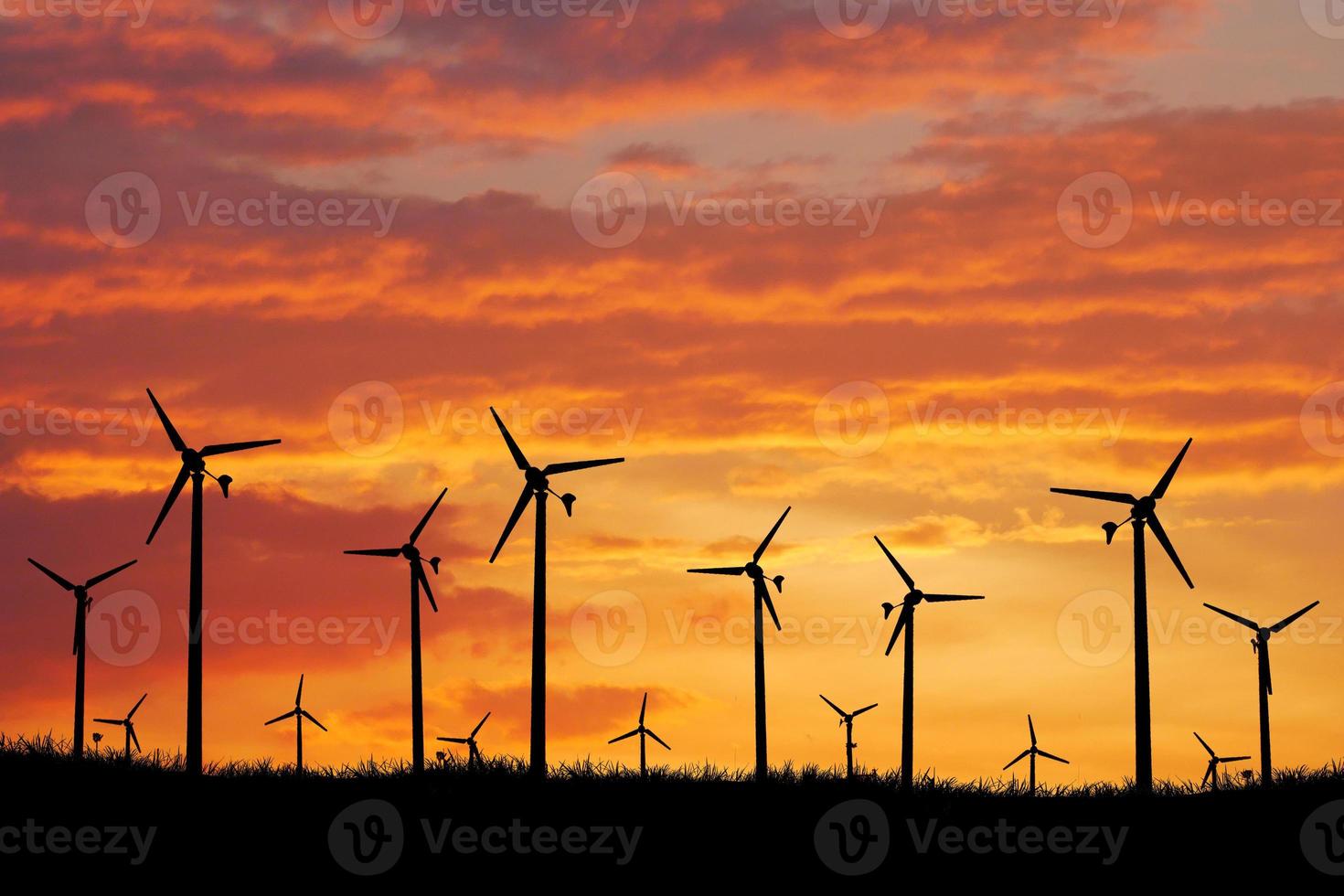 Windräder produzieren abends Strom. Sonnenuntergang, Silhouette, Windmühlen, saubere Energie am Abend. erneuerbare konzeptalternative und saubere und windenergie foto