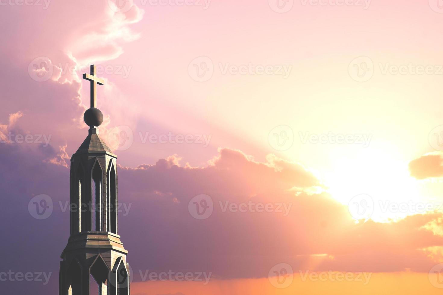 ein großes kreuz auf einem schönen gebäudekonzepte bezogen auf christentum, glauben, glauben und beten. foto