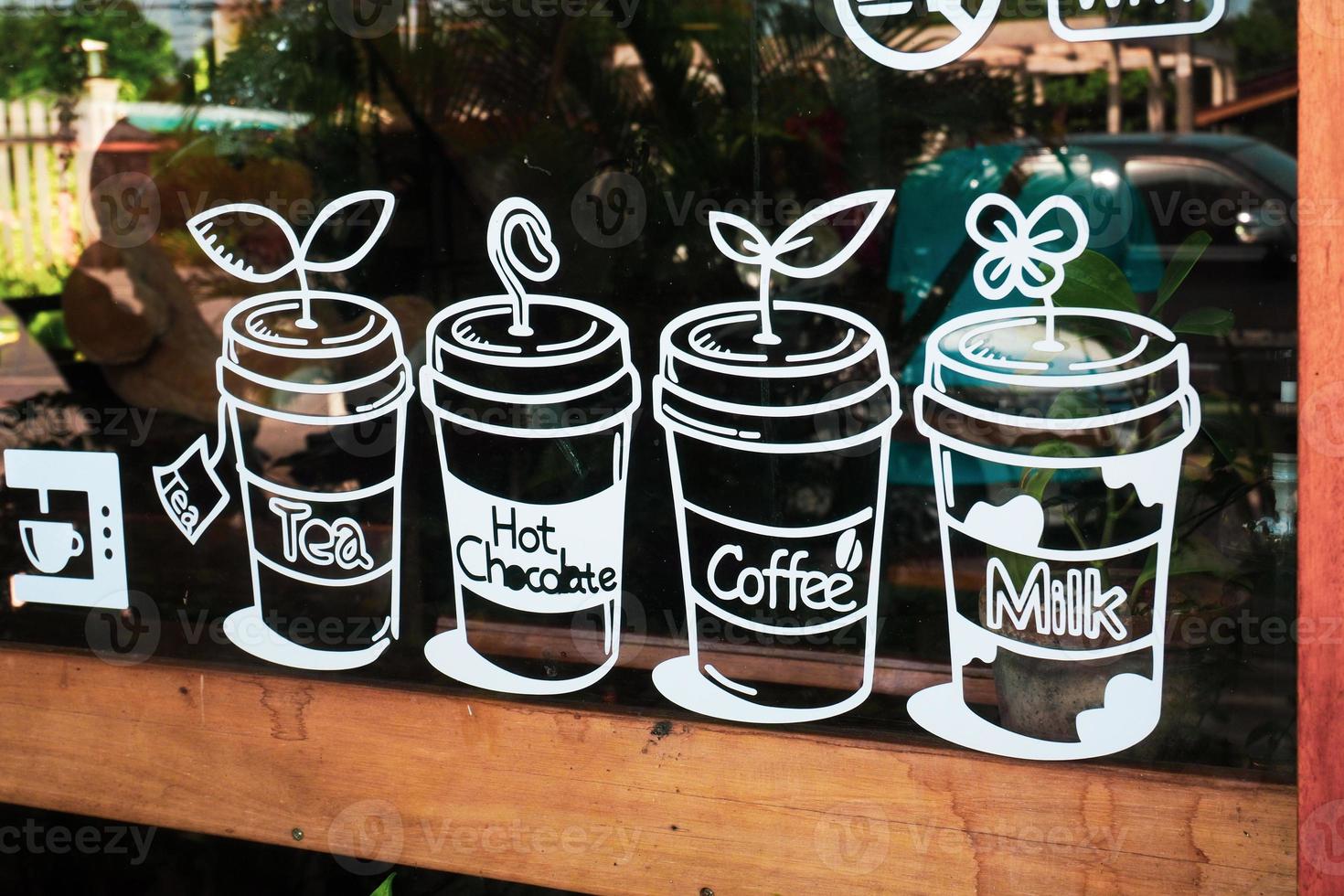 Aufkleber auf dem Glas eines Cafés in Thailand. Verzieren Sie die Vorderseite des Cafés mit Aufklebern. foto