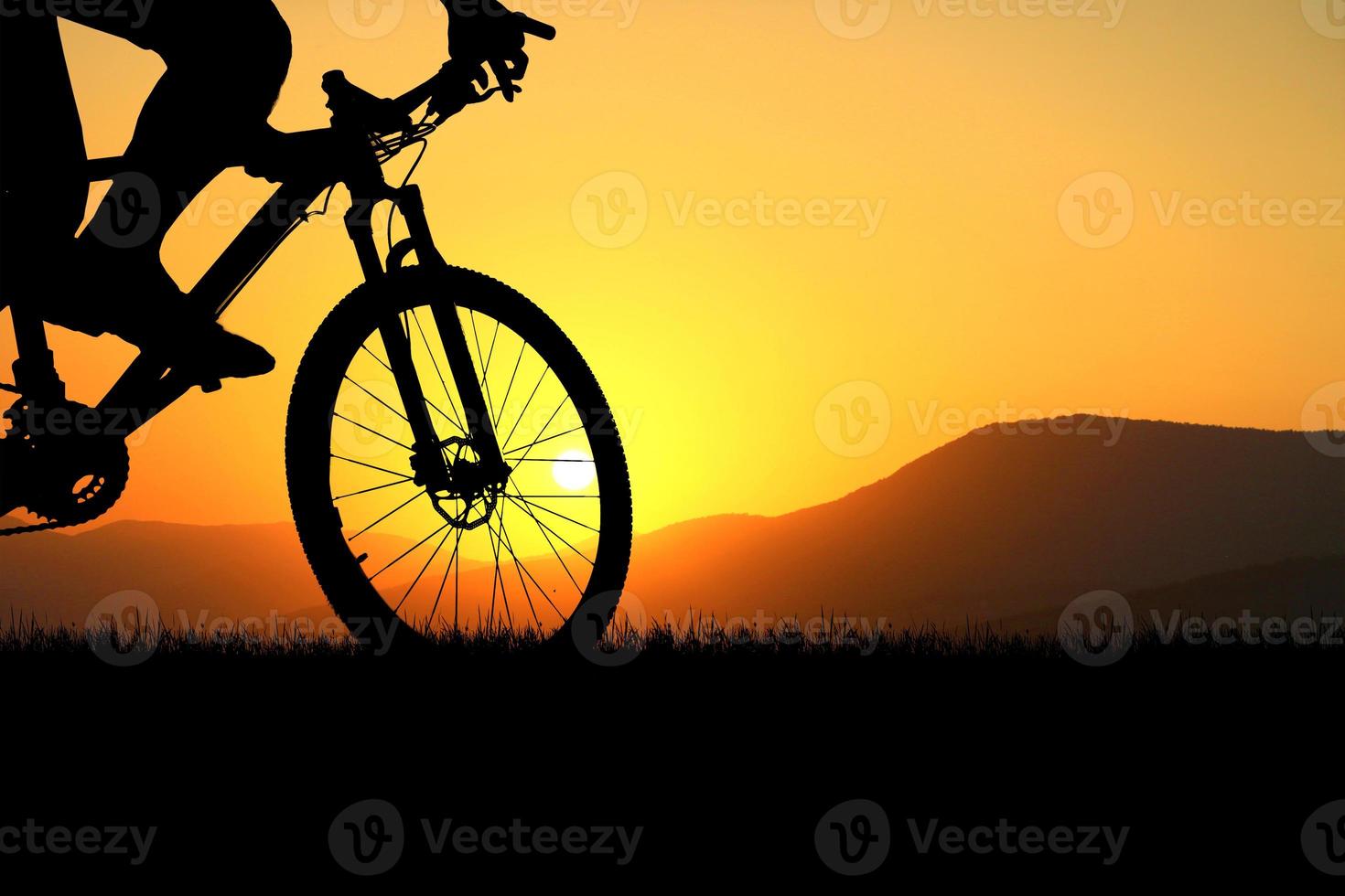 Mountainbike-Silhouette mit schöner Aussicht. foto