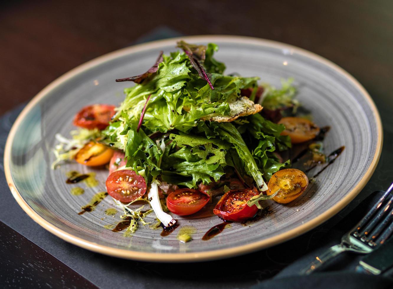 gehackter Salat mit Tomaten foto