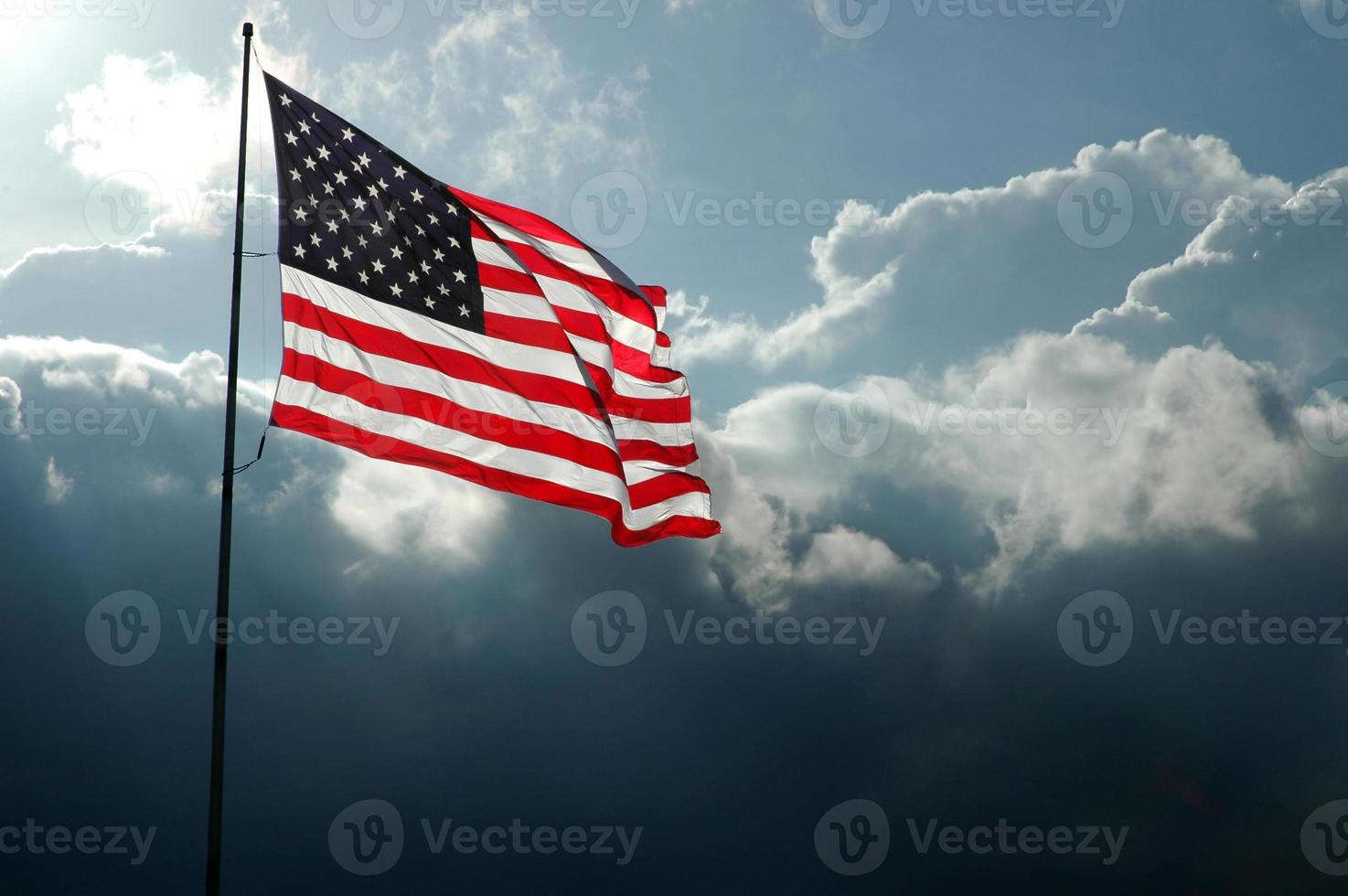 amerikanische Flagge in stürmischem Himmel foto