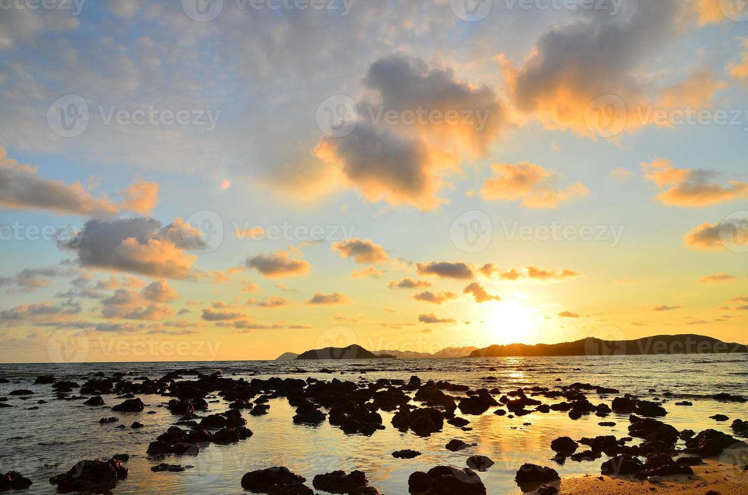 Strand auf tropischer Insel bei Sonnenuntergang foto