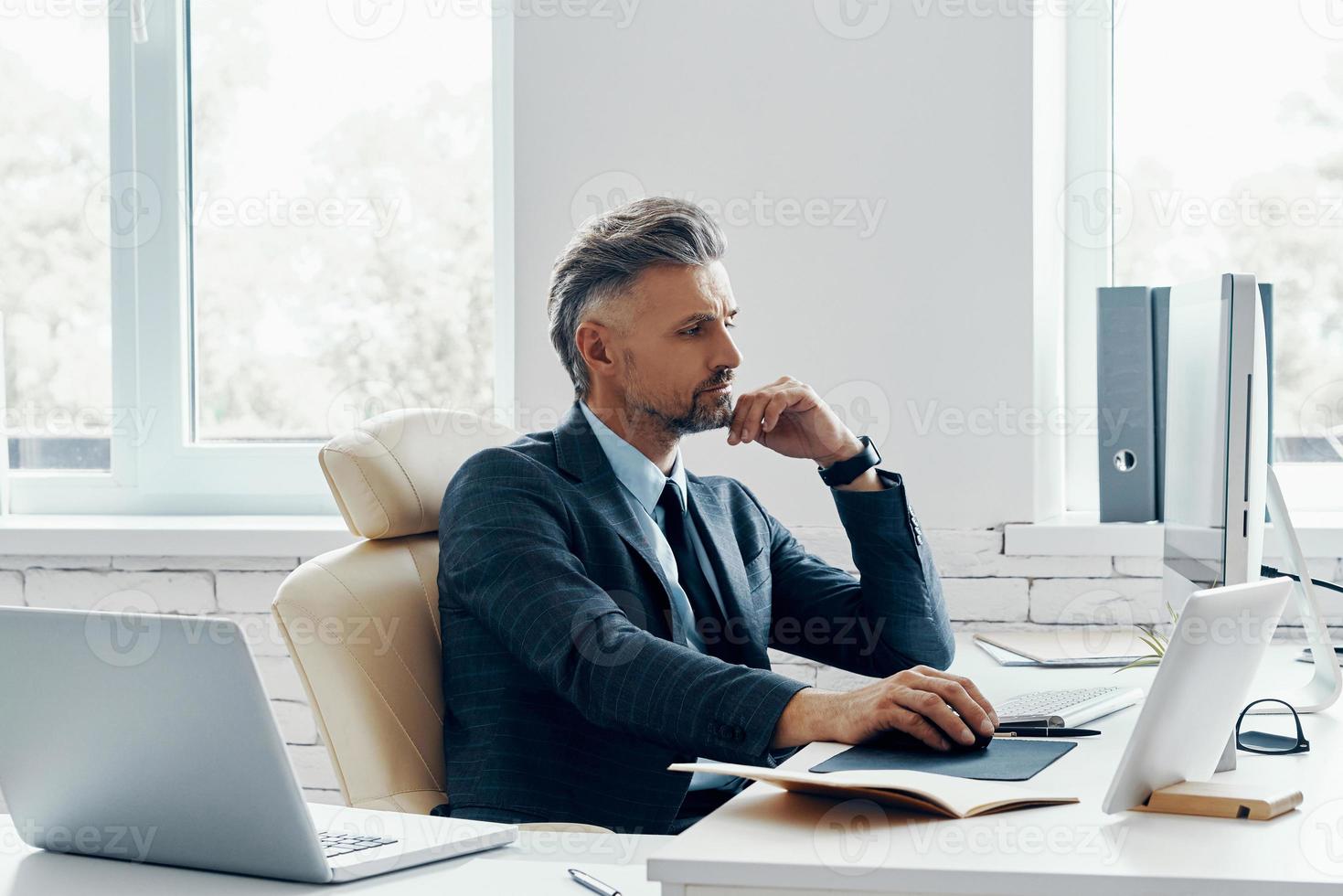 Auto-Verkäufer-Mann, Der am Arbeits-Schreibtisch Im Verkaufsstelle-Büro  Steht Stockfoto - Bild von mann, fahrer: 174548828