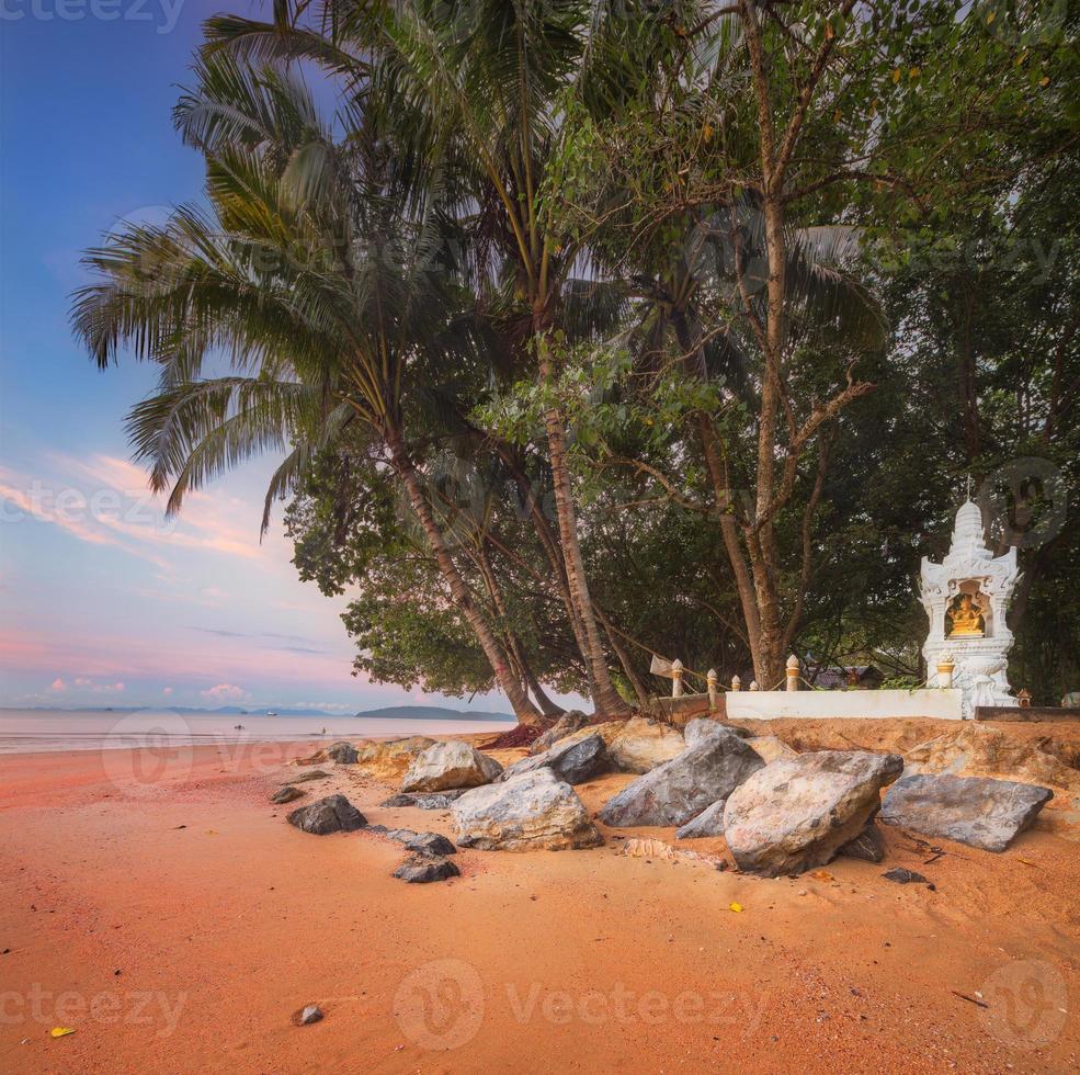 schöner Strand mit buntem Himmel, Thailand foto