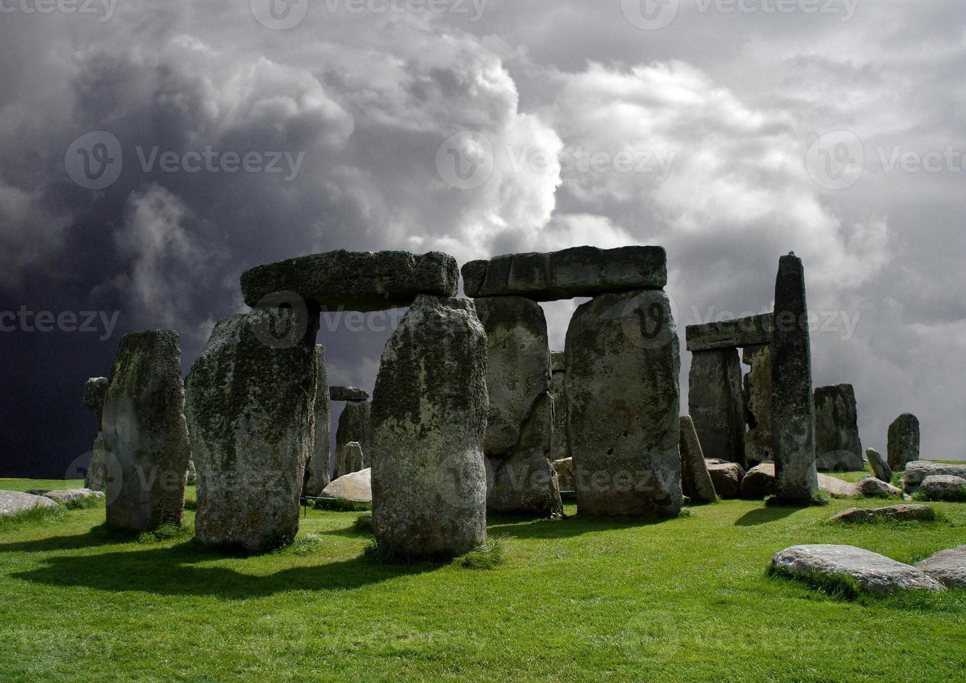 Stonehenge im Hintergrund eines bewölkten Himmels. foto