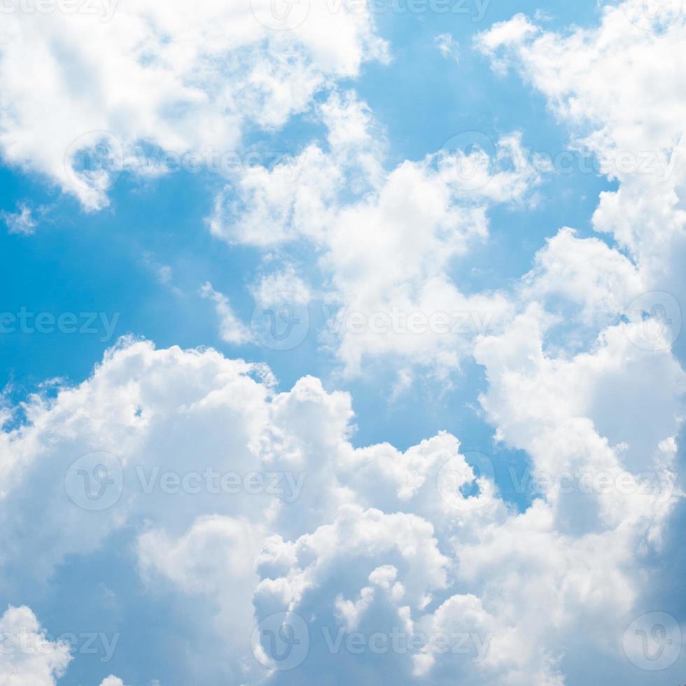Wolken am blauen Himmel foto