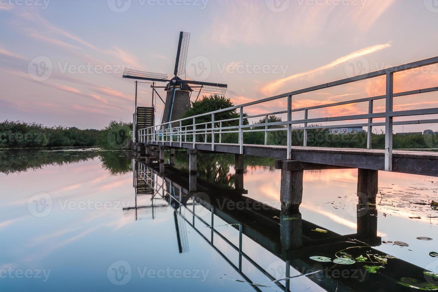 Kinderdijk Windmühle mit Brücke foto