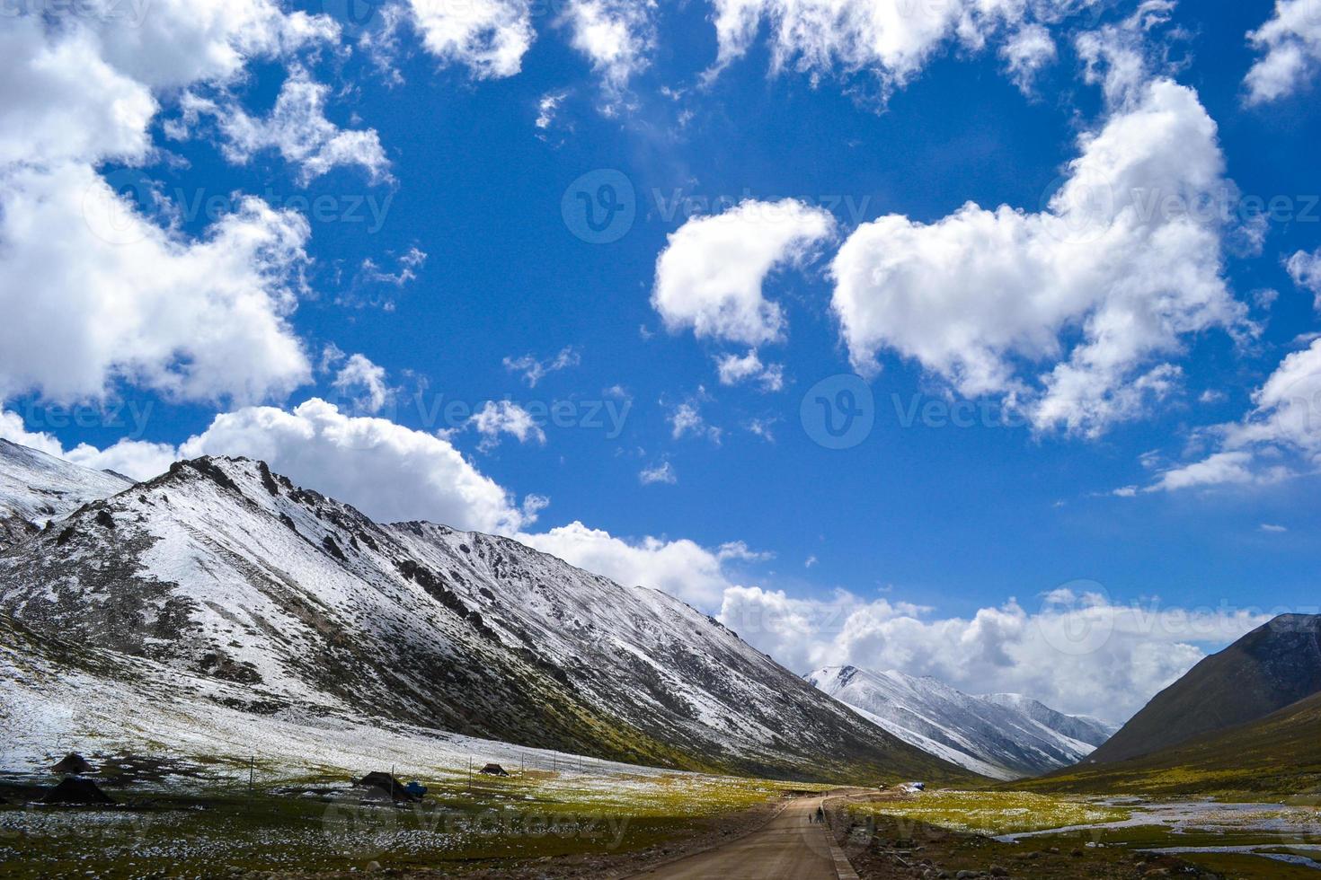 die straße mit schneebergen in tibet foto