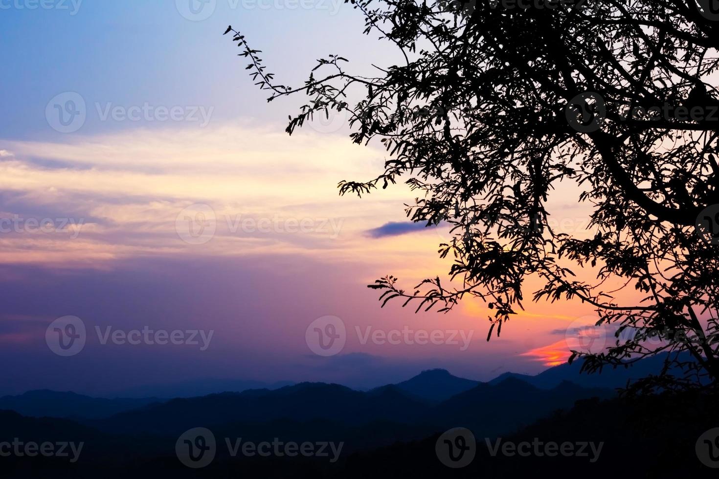 heller Sonnenuntergang im Himmel über bei luang prabang, laos foto