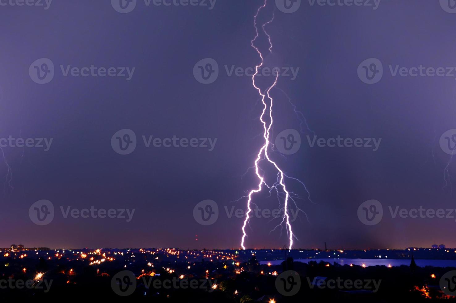Blitzschlag über dunkelblauem Himmel in der Nachtstadt foto