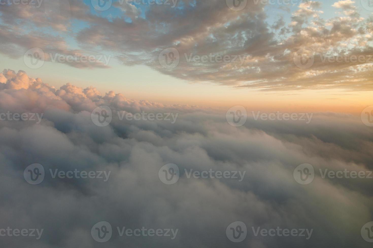 Wolken bei Sonnenuntergang vom Flugzeugfenster foto