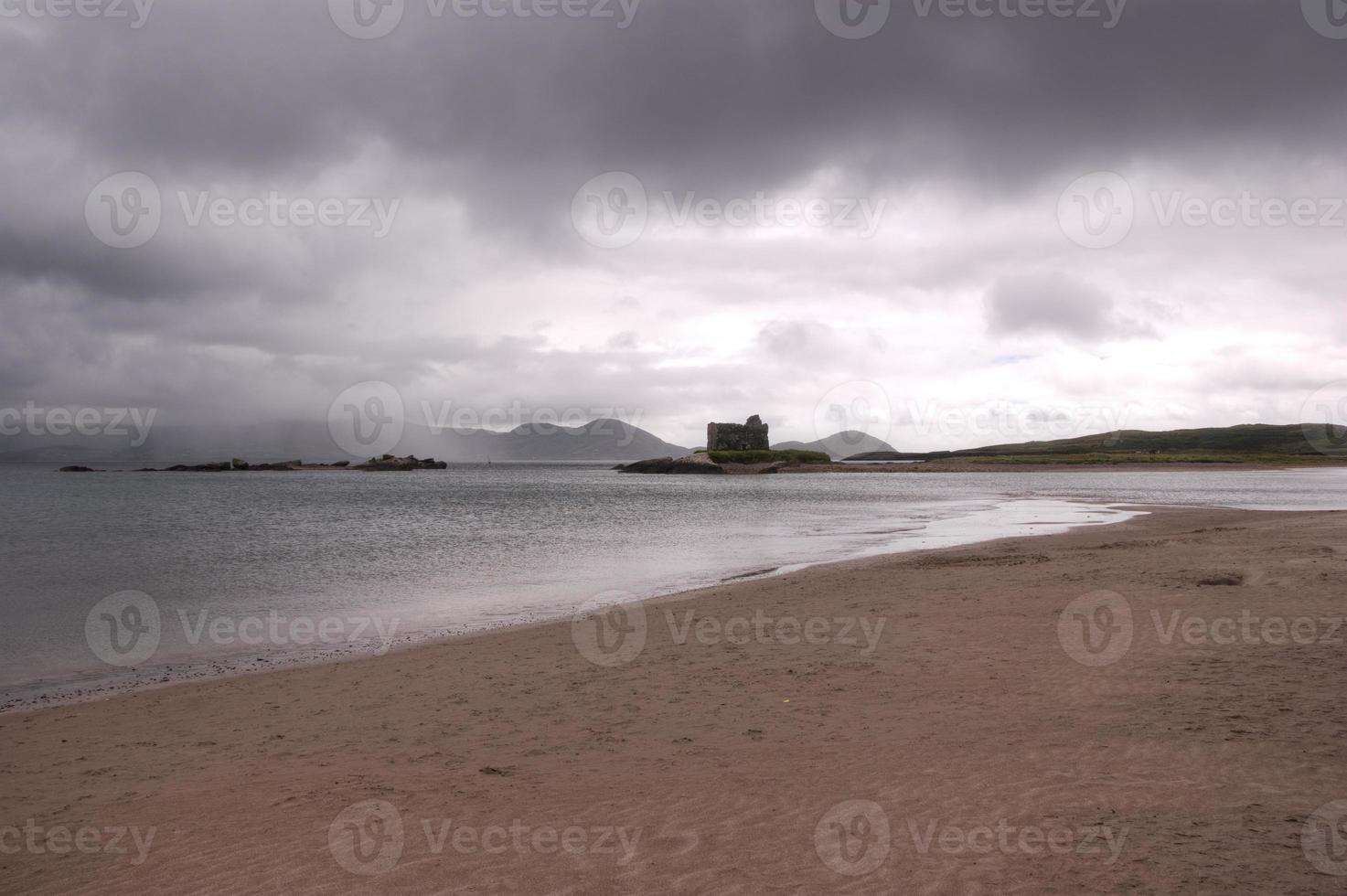 Ballynskelligs Strand an einem wolkigen Tag foto