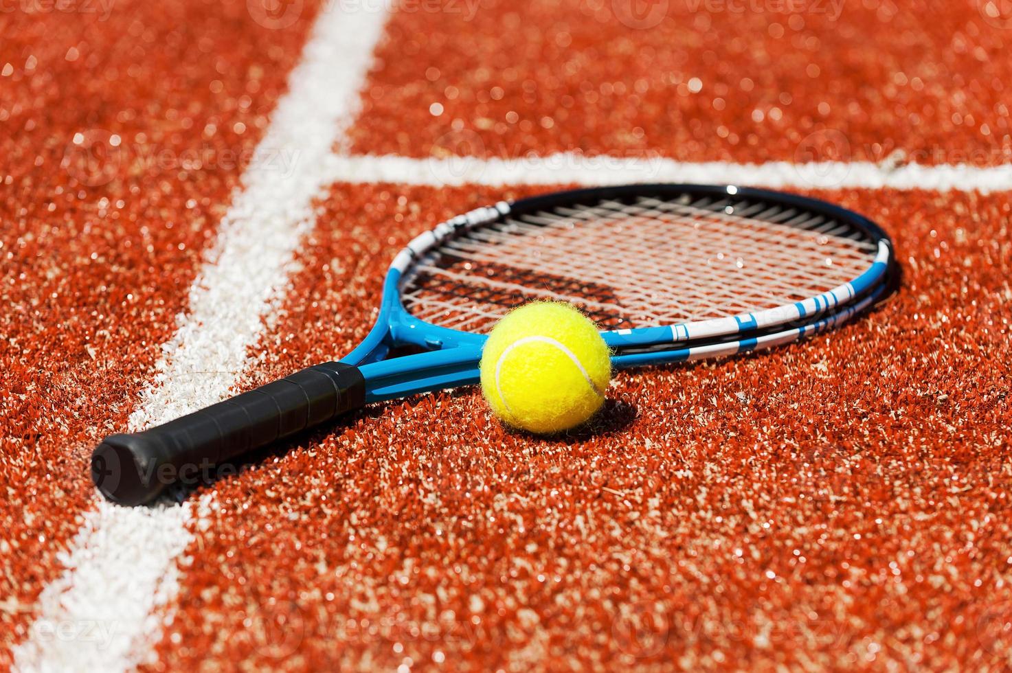 Tennis spielen Nahaufnahme von Tennisschläger und Tennisball, die auf dem Platz liegen foto