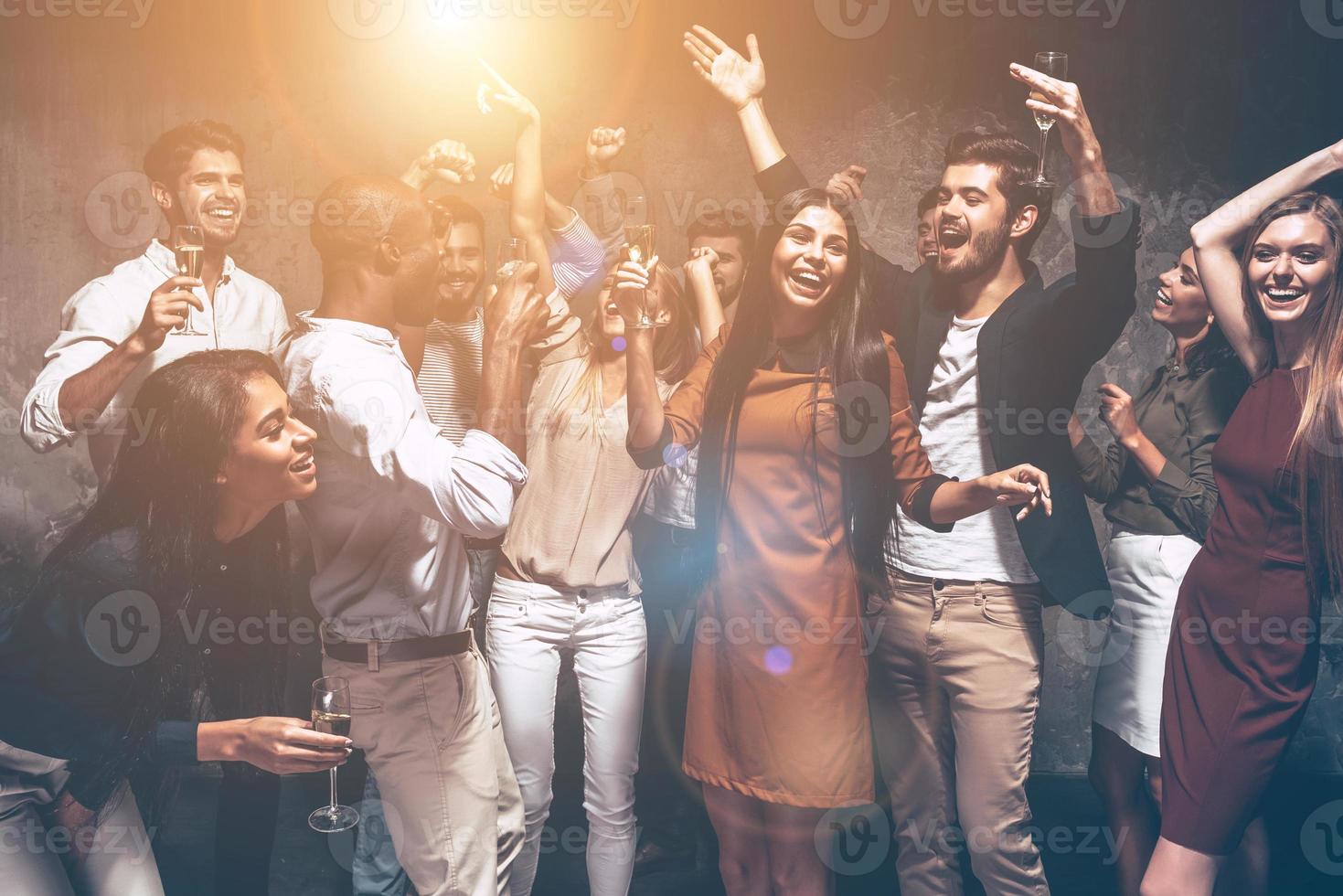 perfekte nacht für party. Gruppe schöner junger Leute, die zusammen tanzen und glücklich aussehen foto