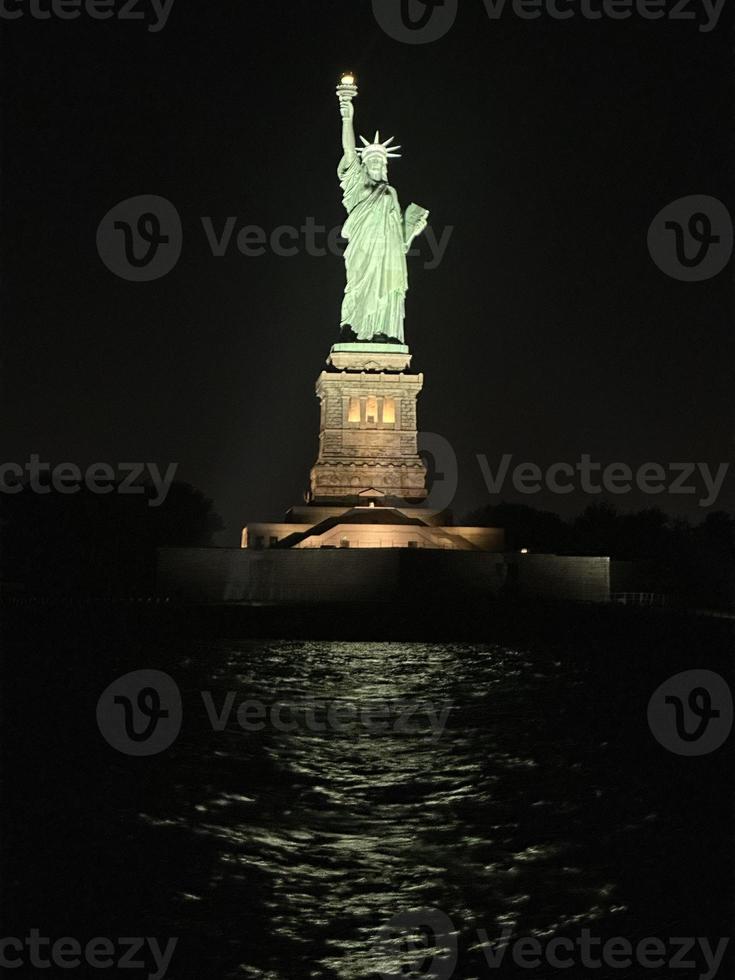 Freiheitsstatue bei Nacht foto