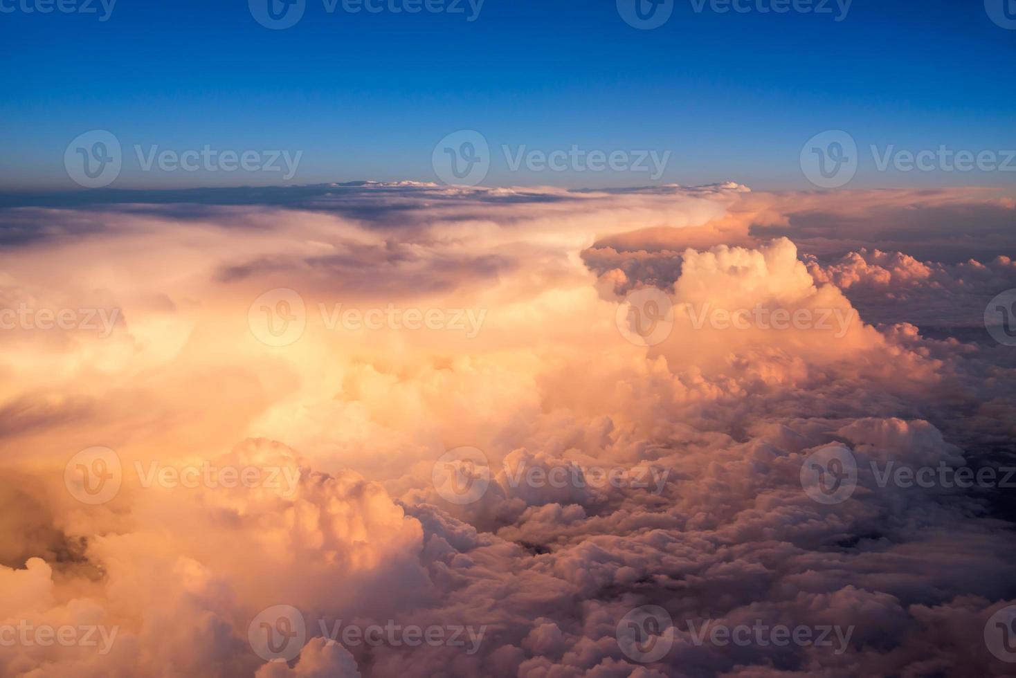 Blick auf den Himmel und die Wolken vom Flugzeug bei Sonnenuntergang foto