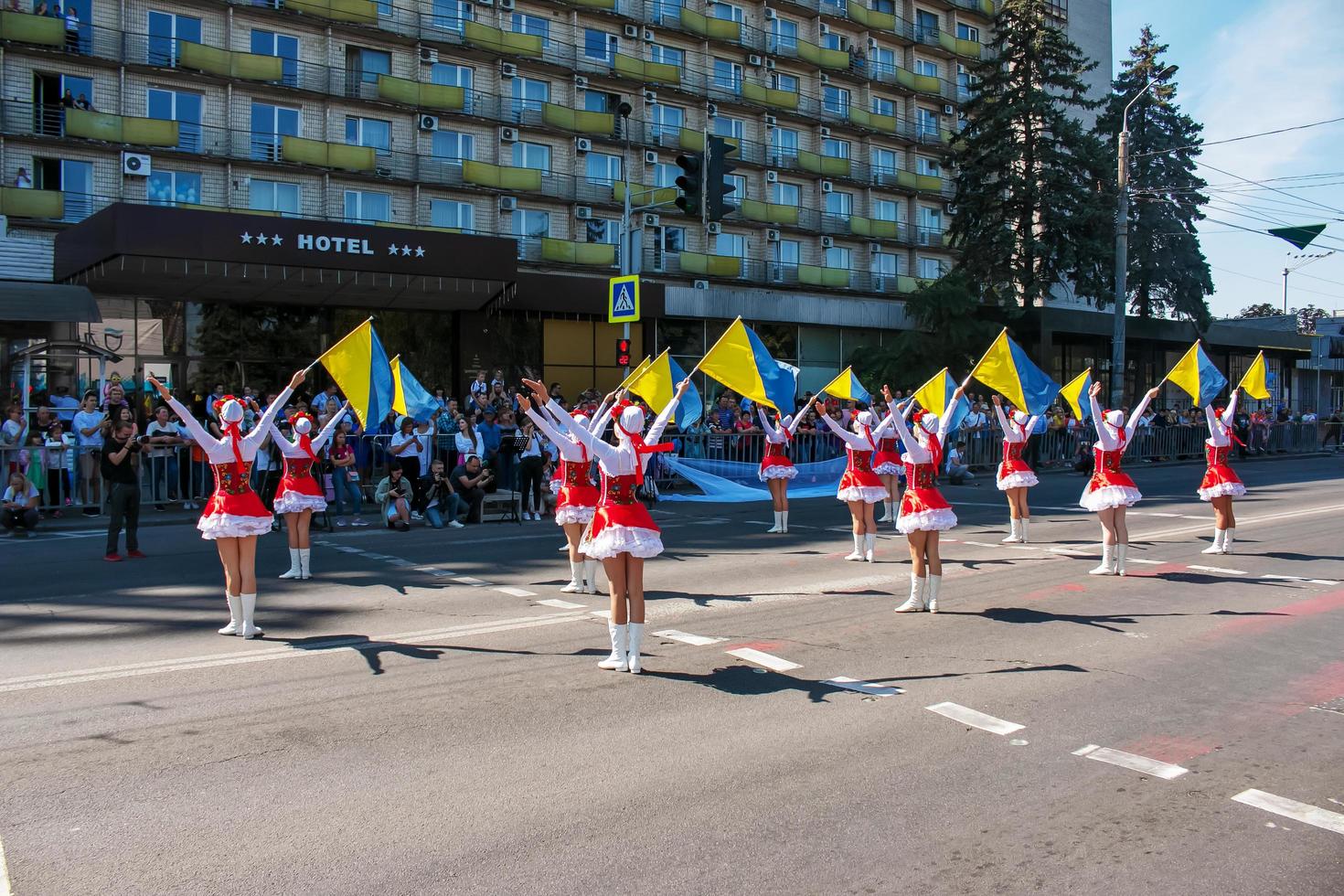 Dnipro, ukraine - 09.11.2021 Bürger feiern Stadttag. Tänzerinnen mit wehenden Flaggen der Ukraine. foto