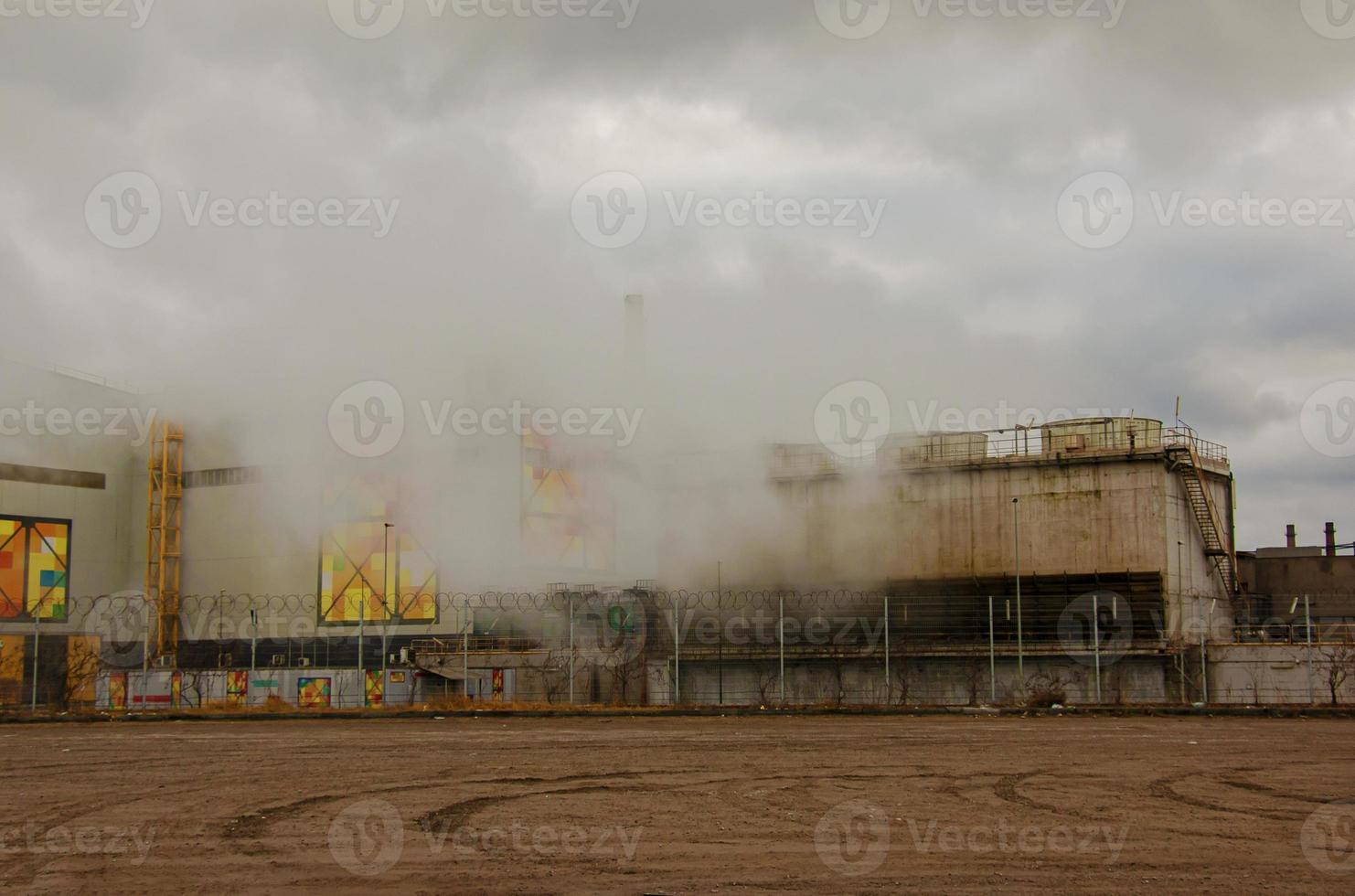 Umweltkatastrophe. schädliche Emissionen in die Umwelt. Rauch und Smog. Verschmutzung der Atmosphäre durch die Fabrik. foto