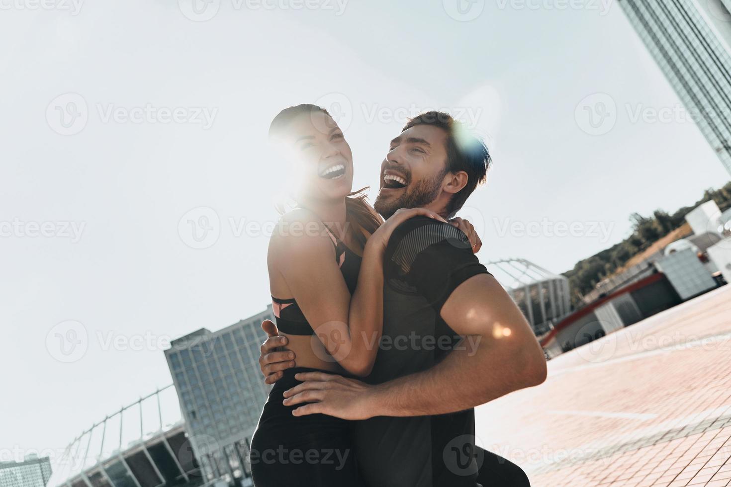 Liebe macht alles möglich. gutaussehender Mann mit junger attraktiver Frau, während er draußen steht foto