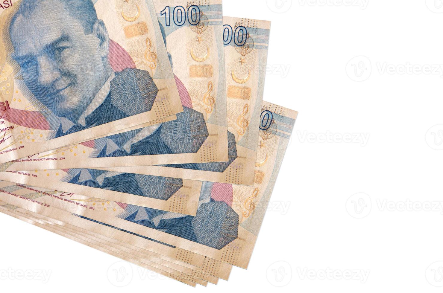 100 türkische Lira-Scheine liegen in kleinen Bündeln oder Packungen isoliert auf Weiß. modell mit kopierraum. Geschäft und Geldwechsel foto
