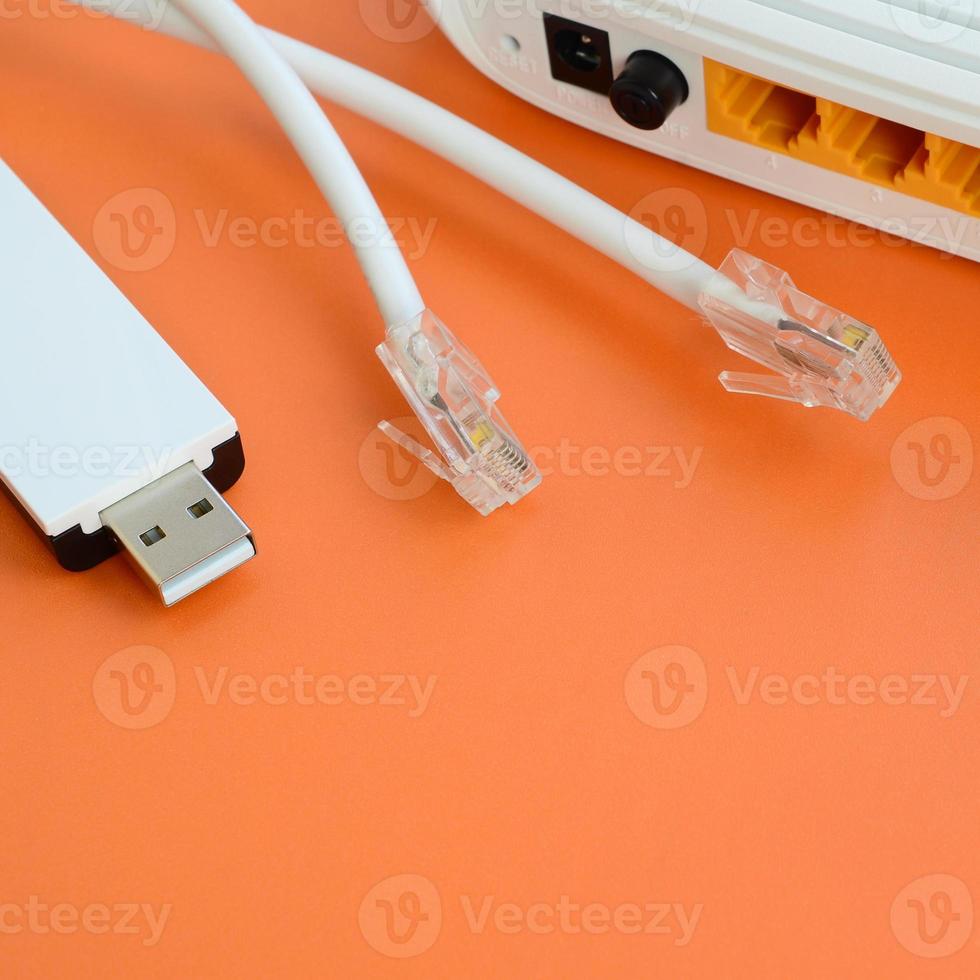 internetrouter, tragbarer usb-wi-fi-adapter und internetkabelstecker liegen auf einem leuchtend orangefarbenen hintergrund. Elemente, die für die Internetverbindung erforderlich sind foto