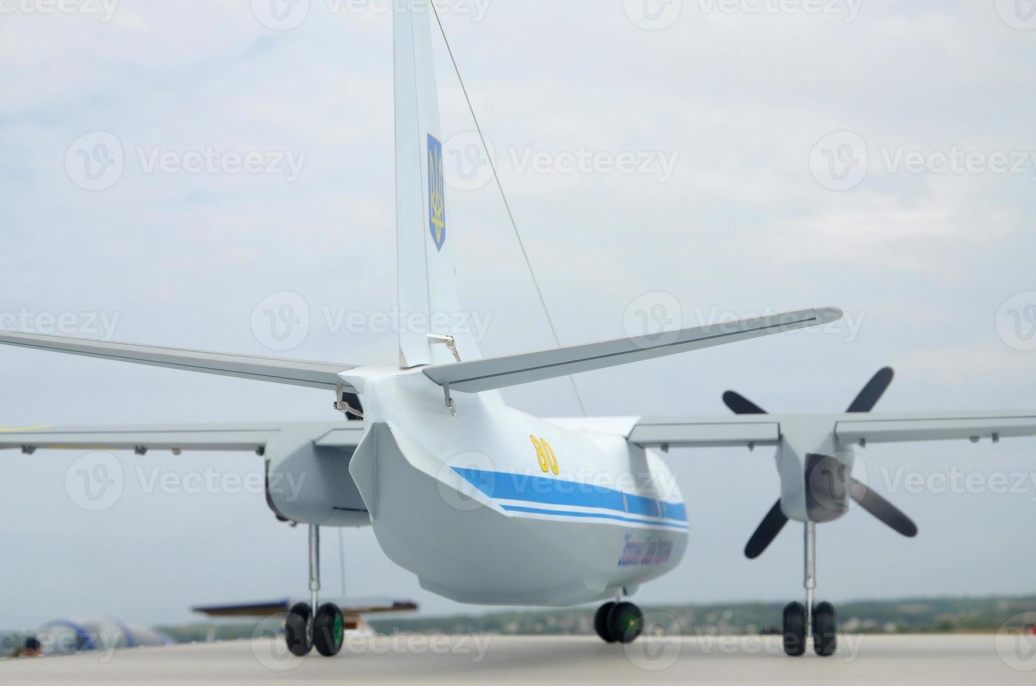 Spielzeugmodell des ukrainischen Militärflugzeugtransporters aus nächster Nähe. realistisches handgefertigtes flugzeug foto