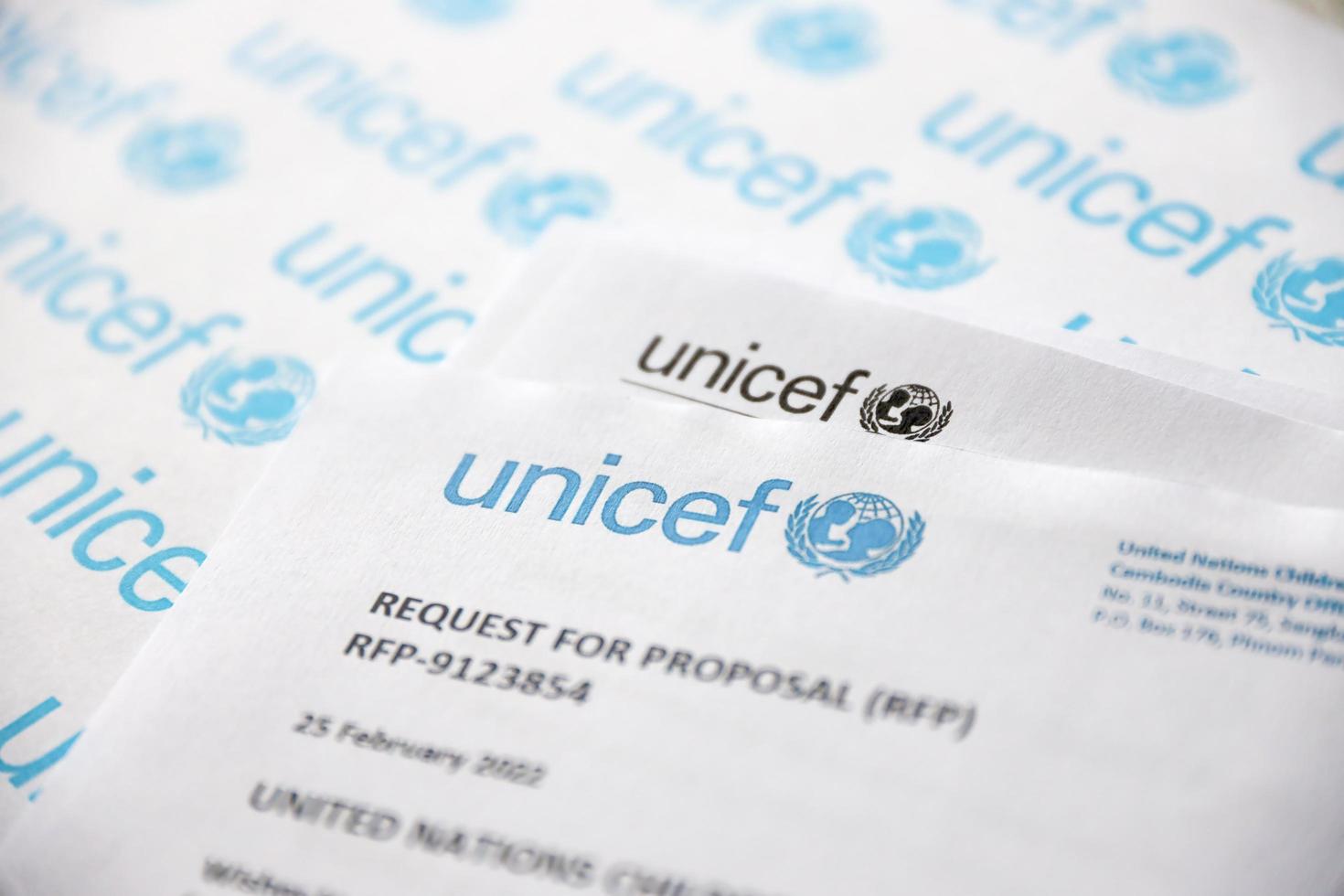 Ternopil, Ukraine – 2. Mai 2022 Aufforderung zur Einreichung von Vorschlägen für Dienstleistungen von UNICEF – Programm der Vereinten Nationen, das humanitäre und Entwicklungshilfe für Kinder leistet foto