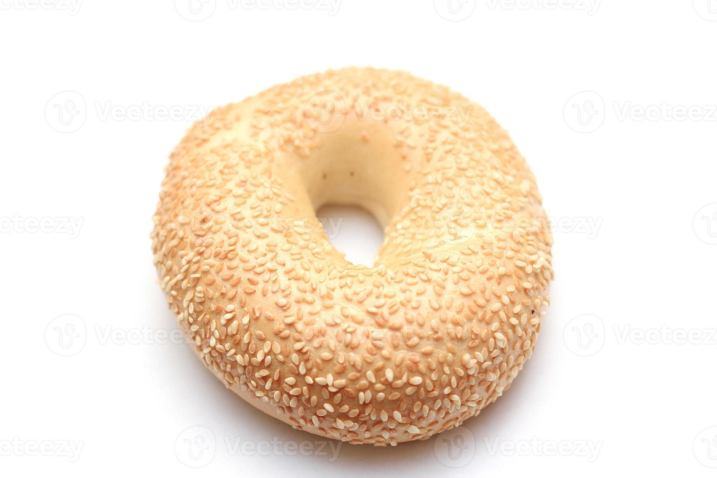 Bagel, 1 Donut-förmiges Brot auf weißem Hintergrund foto