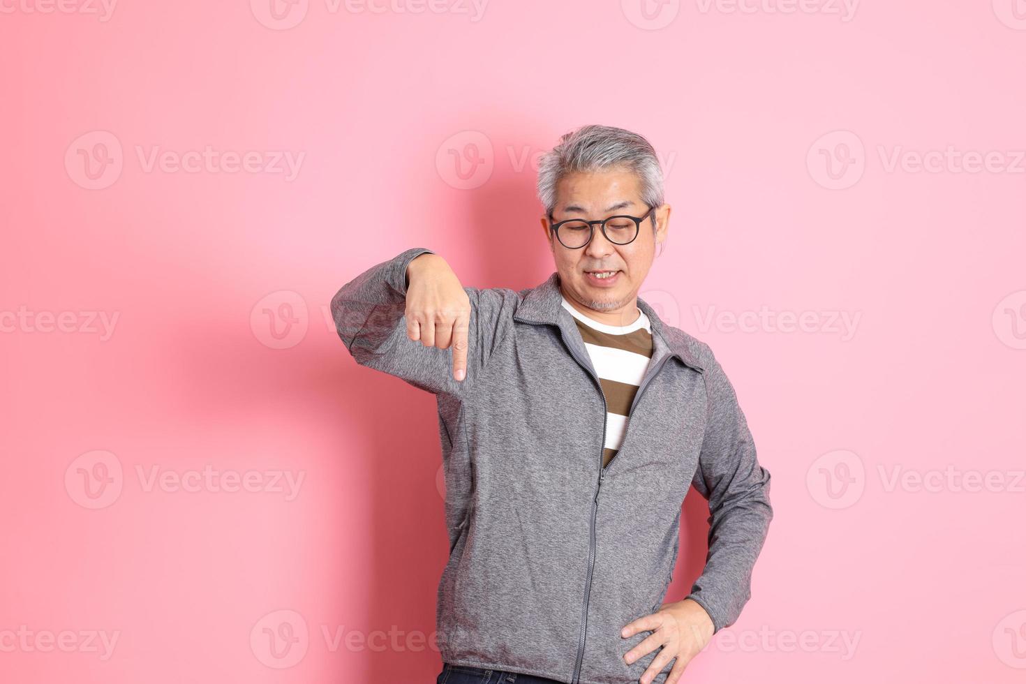 asiatischer mann auf rosa foto