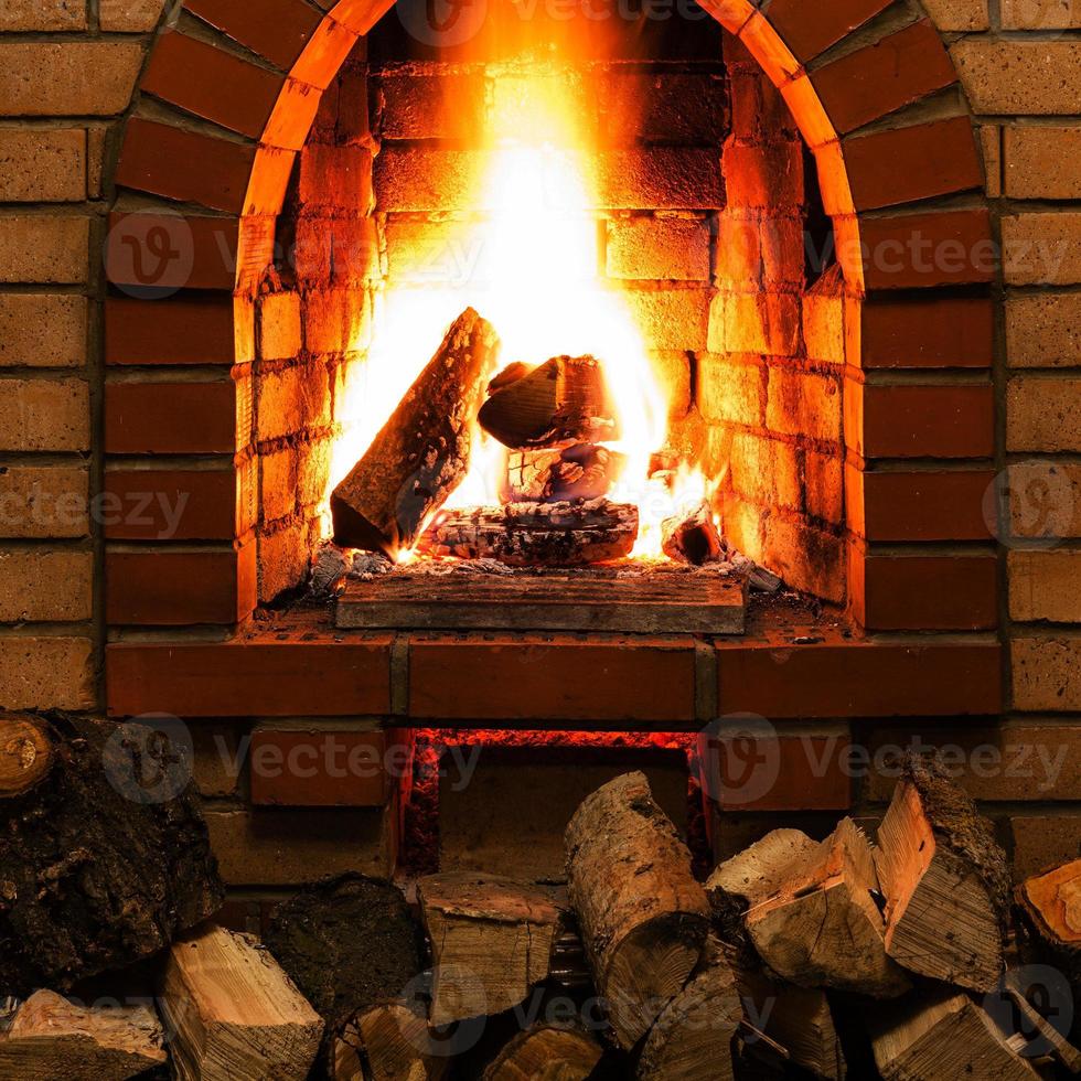 Holzstapel und Feuerzungen im Kamin foto