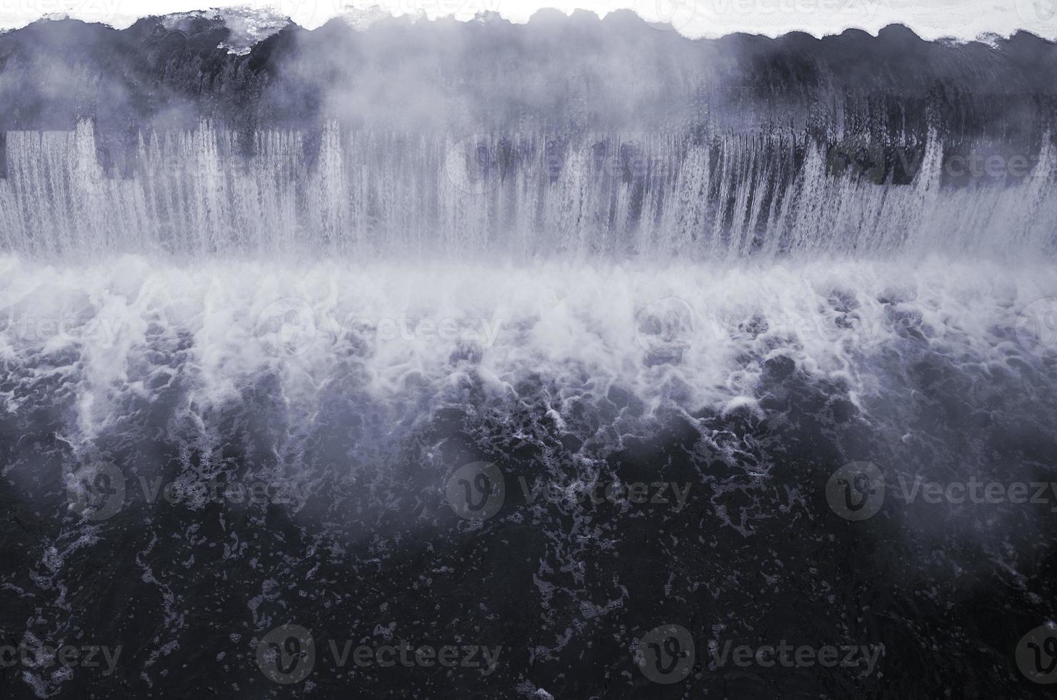 fallendes Wasser mit starken Stößen foto