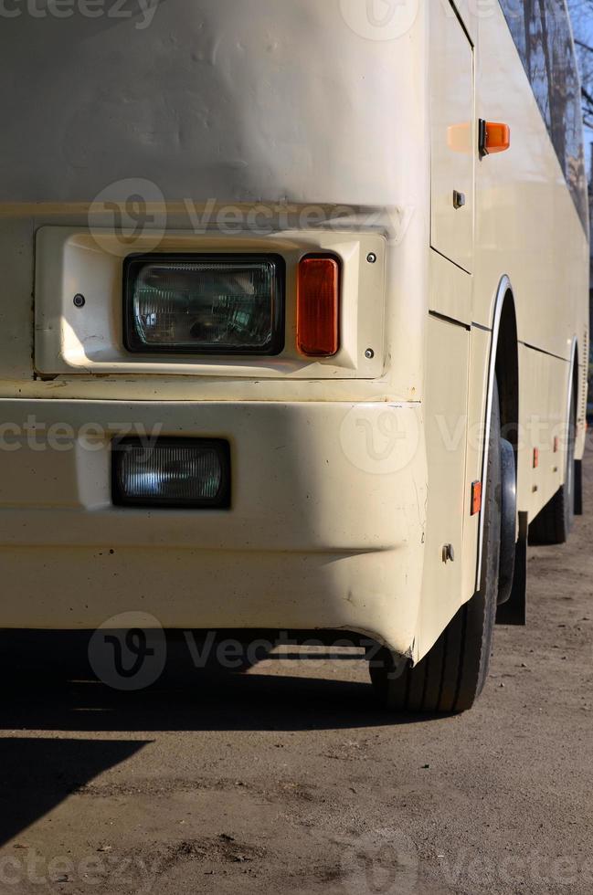 Foto des Rumpfes eines großen und langen gelben Busses. Nahaufnahme Vorderansicht eines Personenkraftwagens für Transport und Tourismus