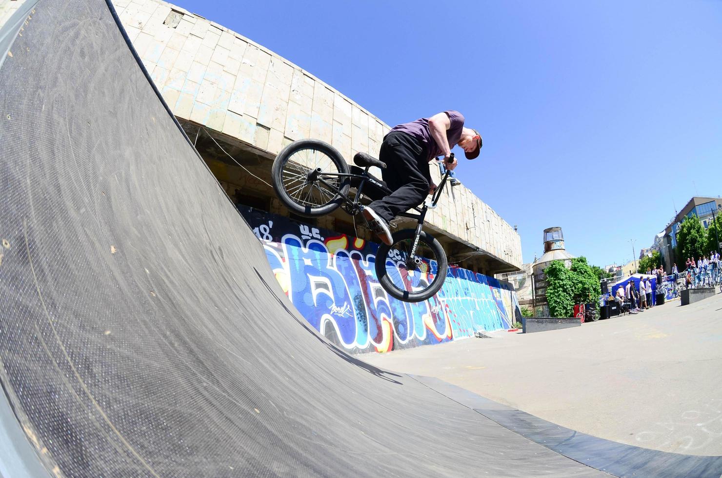 Charkiw, Ukraine - 27. Mai 2018 Freestyle-BMX-Fahrer in einem Skatepark während des jährlichen Festivals der Straßenkulturen foto