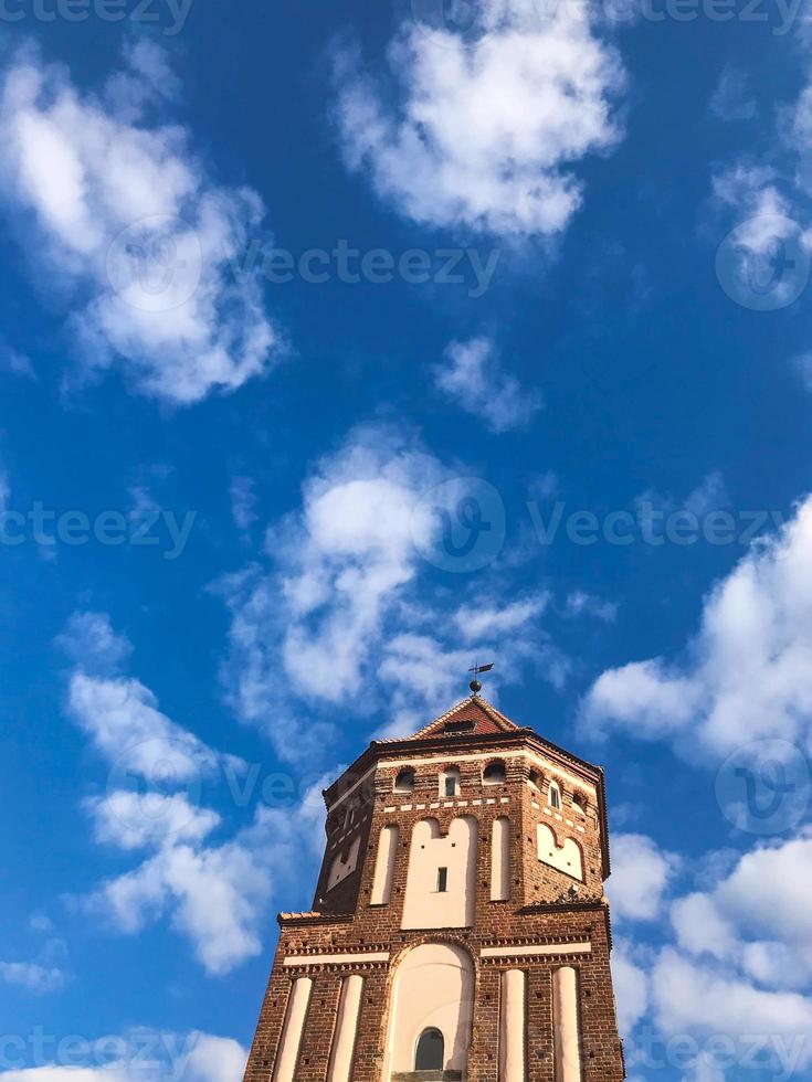 Türme und Türme einer hochmittelalterlichen, alten, schönen Burg aus Stein vor blauem Himmel foto