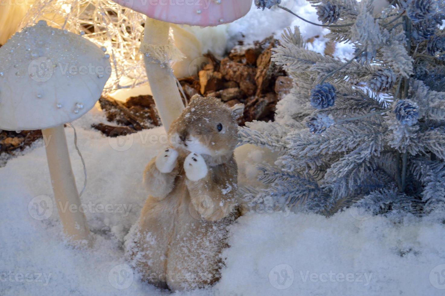 Winterweihnachtshintergrund mit Eichhörnchendekorgirlandenlichtern foto