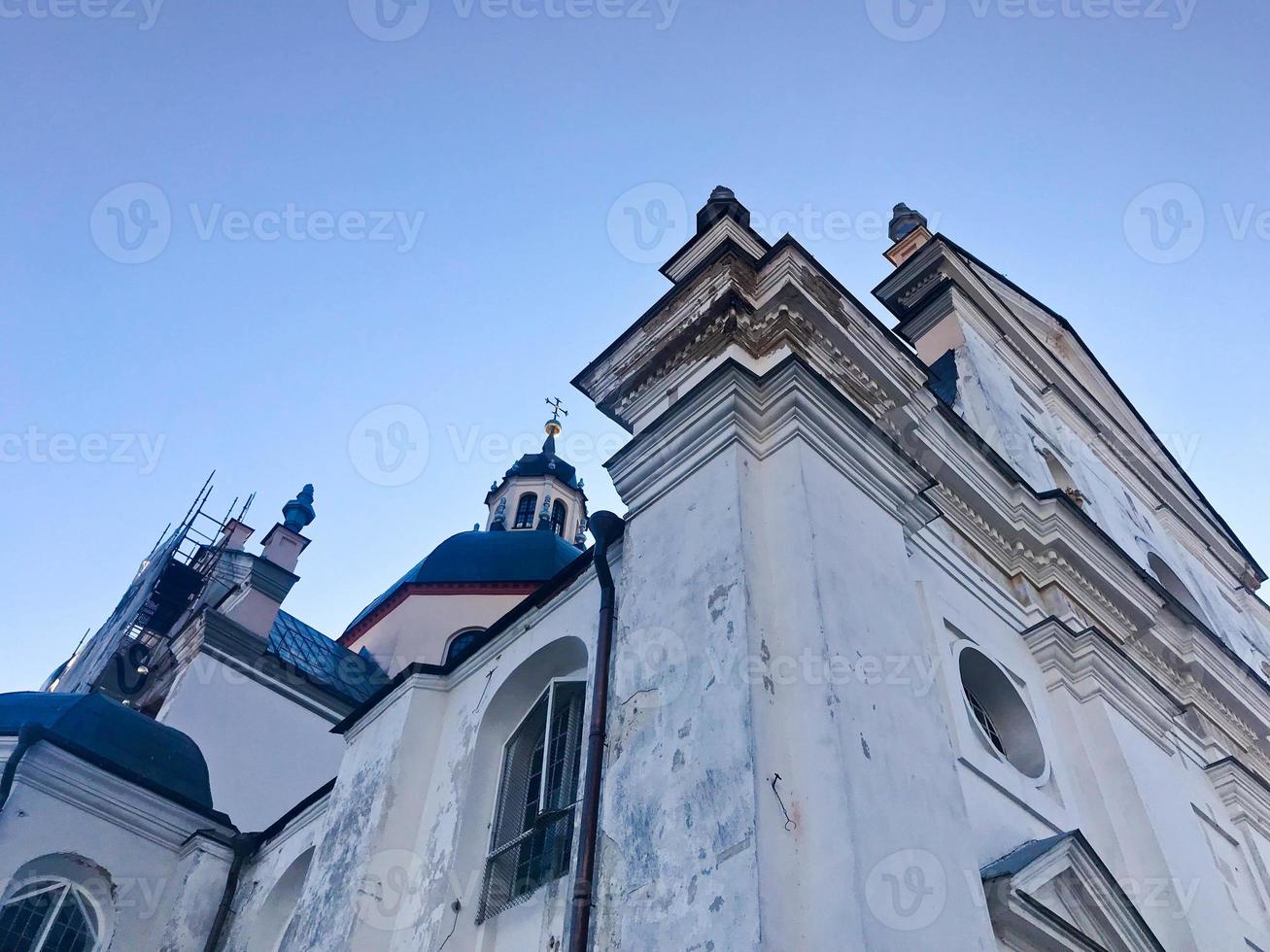 alte alte weiße arme steinerne schäbige christlich-orthodoxe kirche mit kreuzen foto