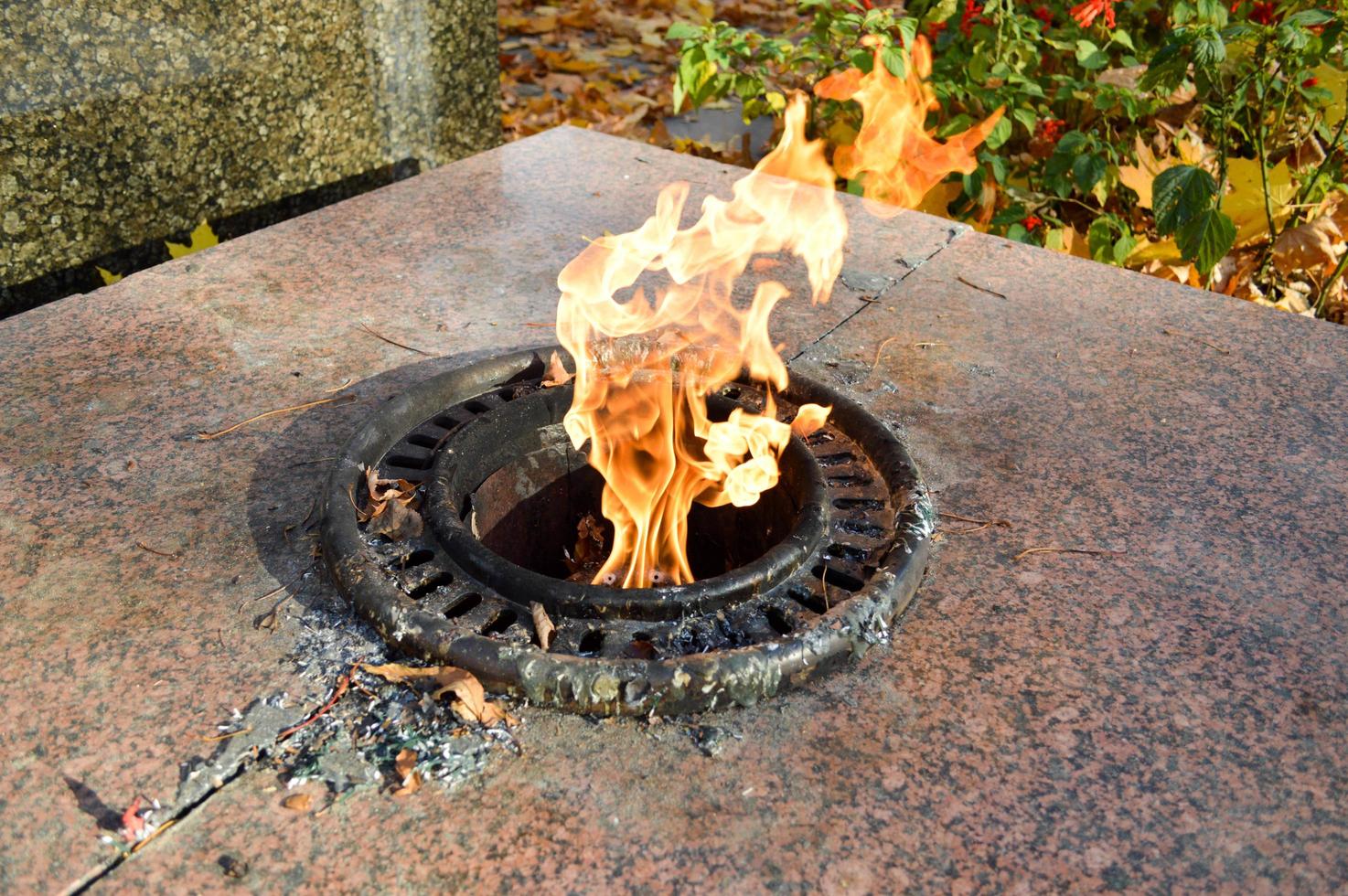 Orange ist eine schöne, warme, heiße, ewige Flamme, die in Erinnerung an verstorbene Krieger und Soldaten aus dem Boden brennt foto