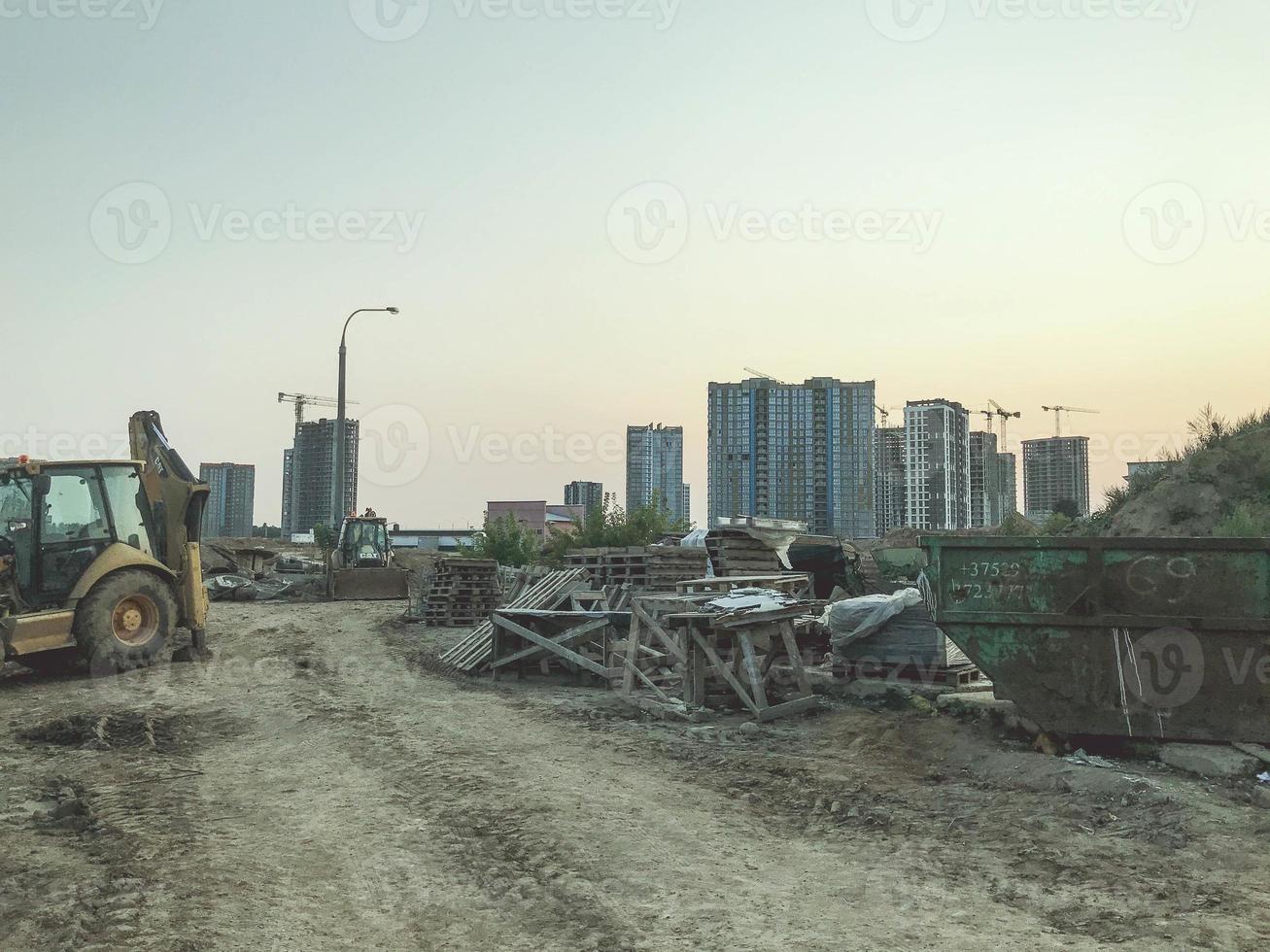 Baulandschaft. Ort der Errichtung neuer Wohngebäude. Viertel für das Leben der Menschen. Baumaschinen und Materialien vor Ort foto