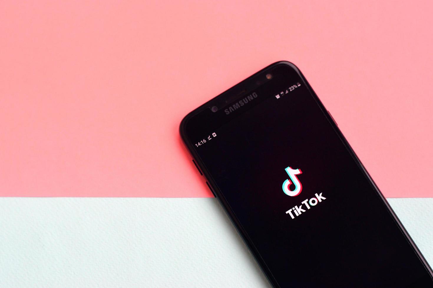 charkow, ukraine - 9. dezember 2020 tiktok-anwendung auf dem samsung-smartphone-bildschirm auf pastellhintergrund. tiktok ist ein beliebter Video-Sharing-Social-Networking-Dienst von bytedance foto