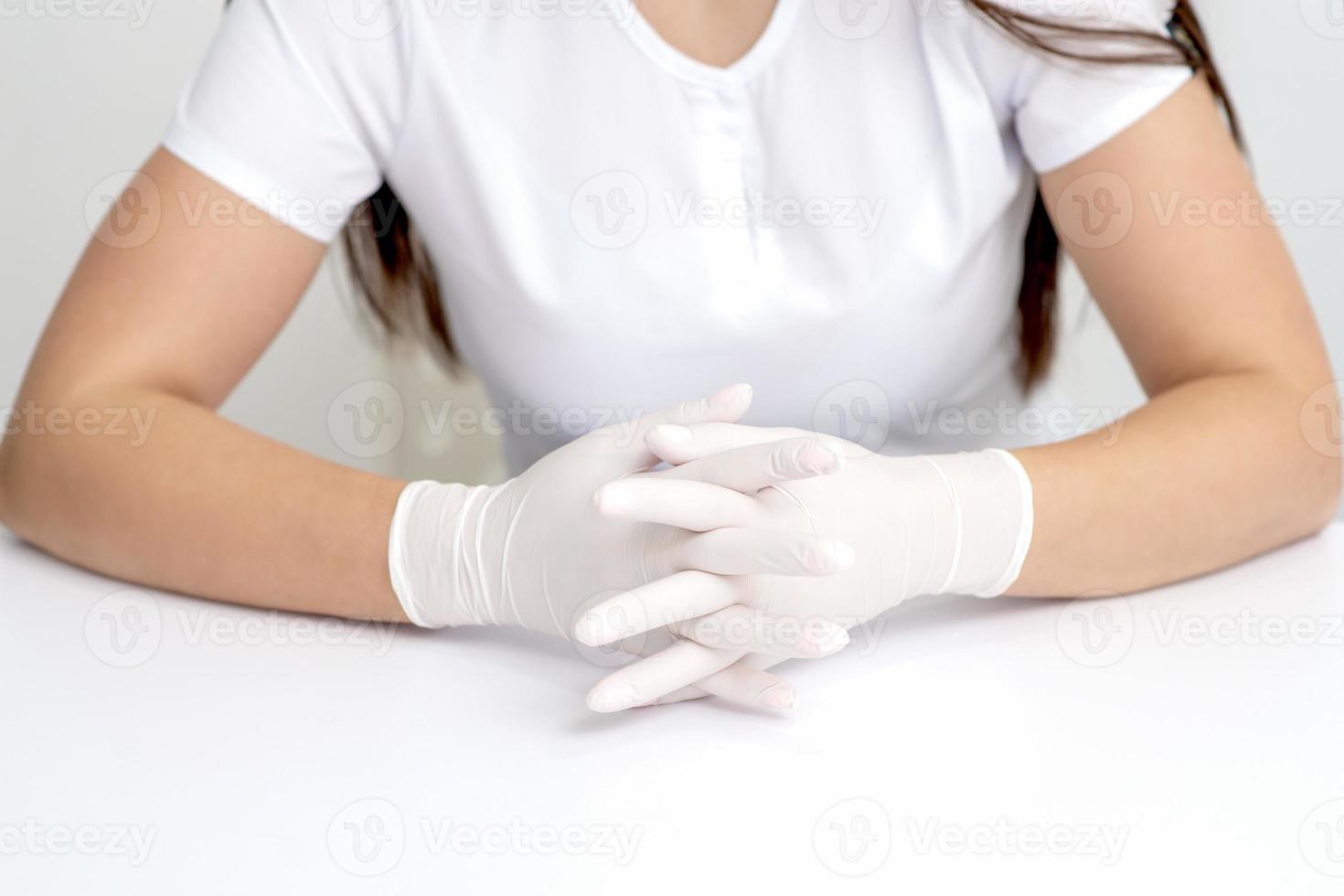 Hände der Frau in medizinischen Handschuhen foto