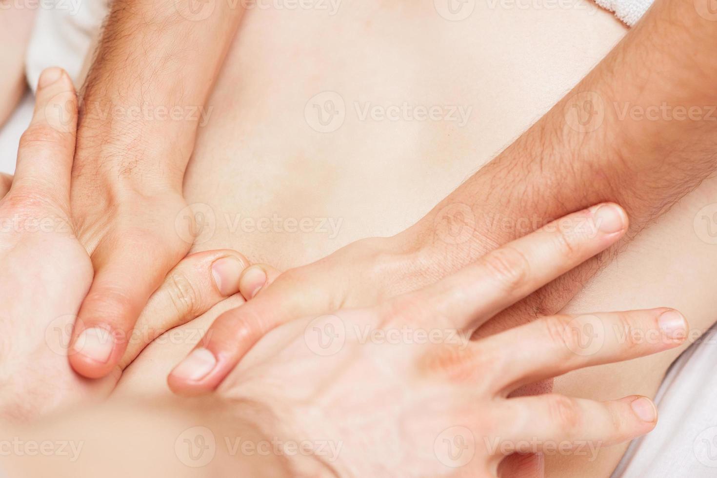 Massage mit vier Händen. foto