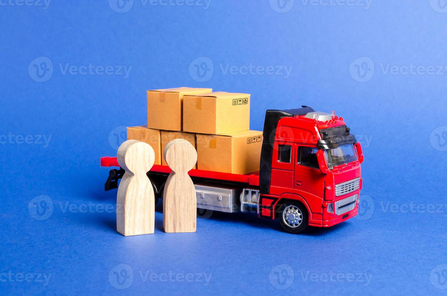 Ein roter, mit Kisten beladener LKW in der Nähe eines Käufers und Verkäufers. Geschäft und Handel. Verhandlungen über Warenlieferungen. dienstleistungen beförderung von waren und produkten, logistik transportunternehmen. foto