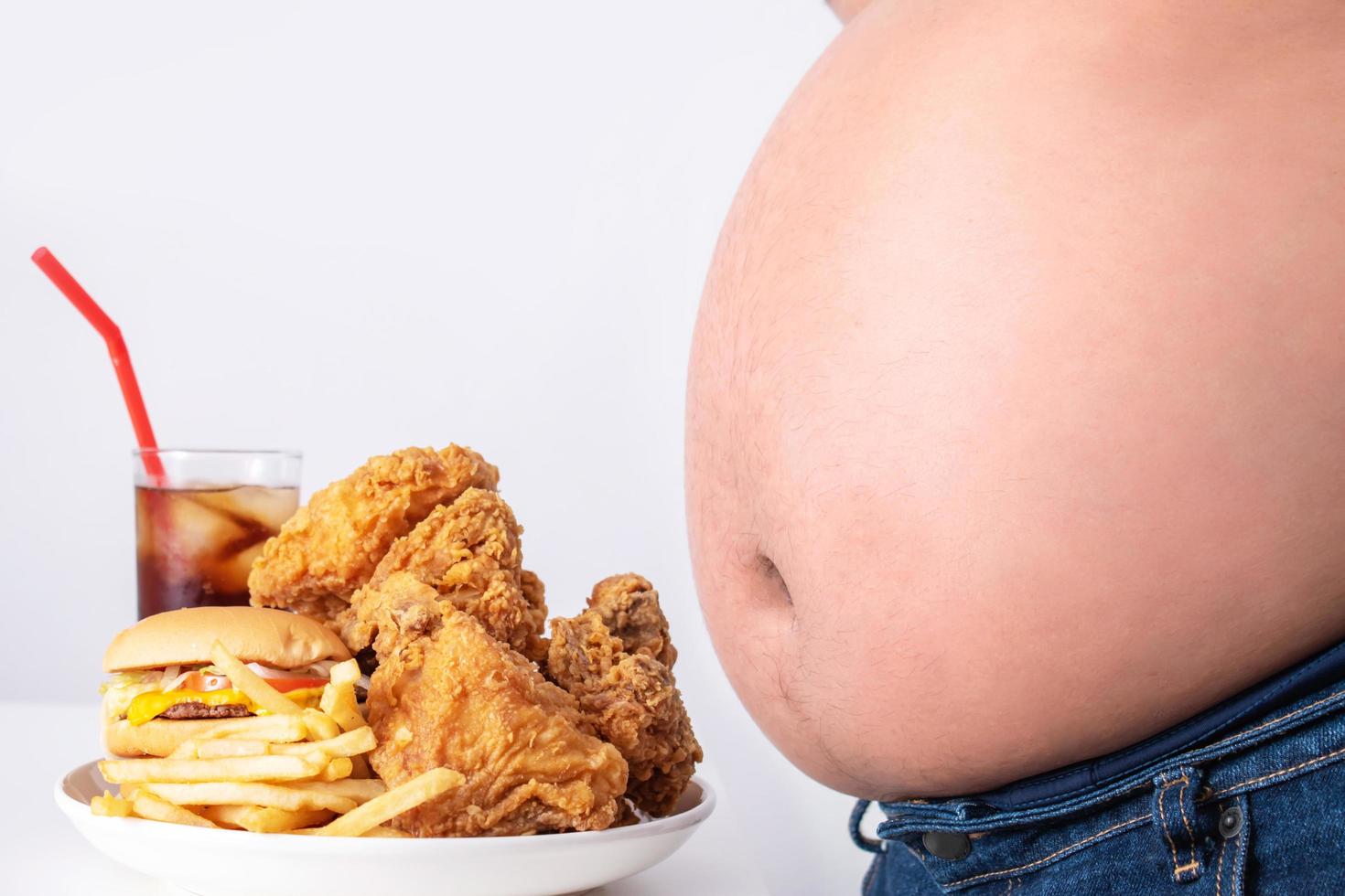 den Bauch übergewichtiger Menschen mit Junk Food foto
