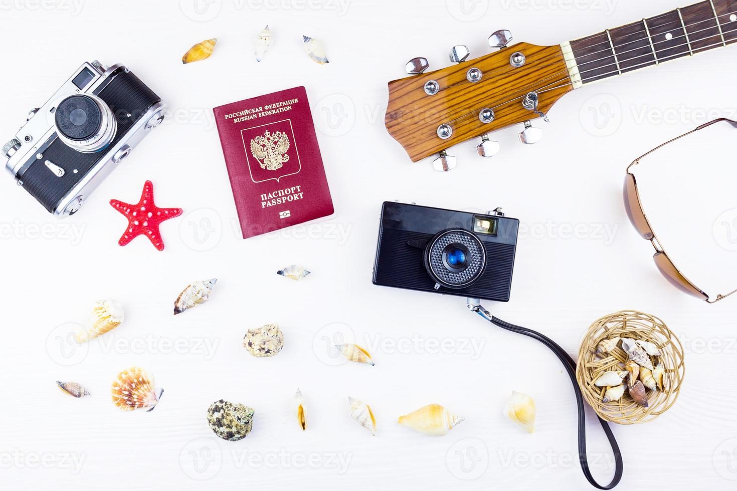 Muscheln mit einer Gitarre und einer Kamera foto