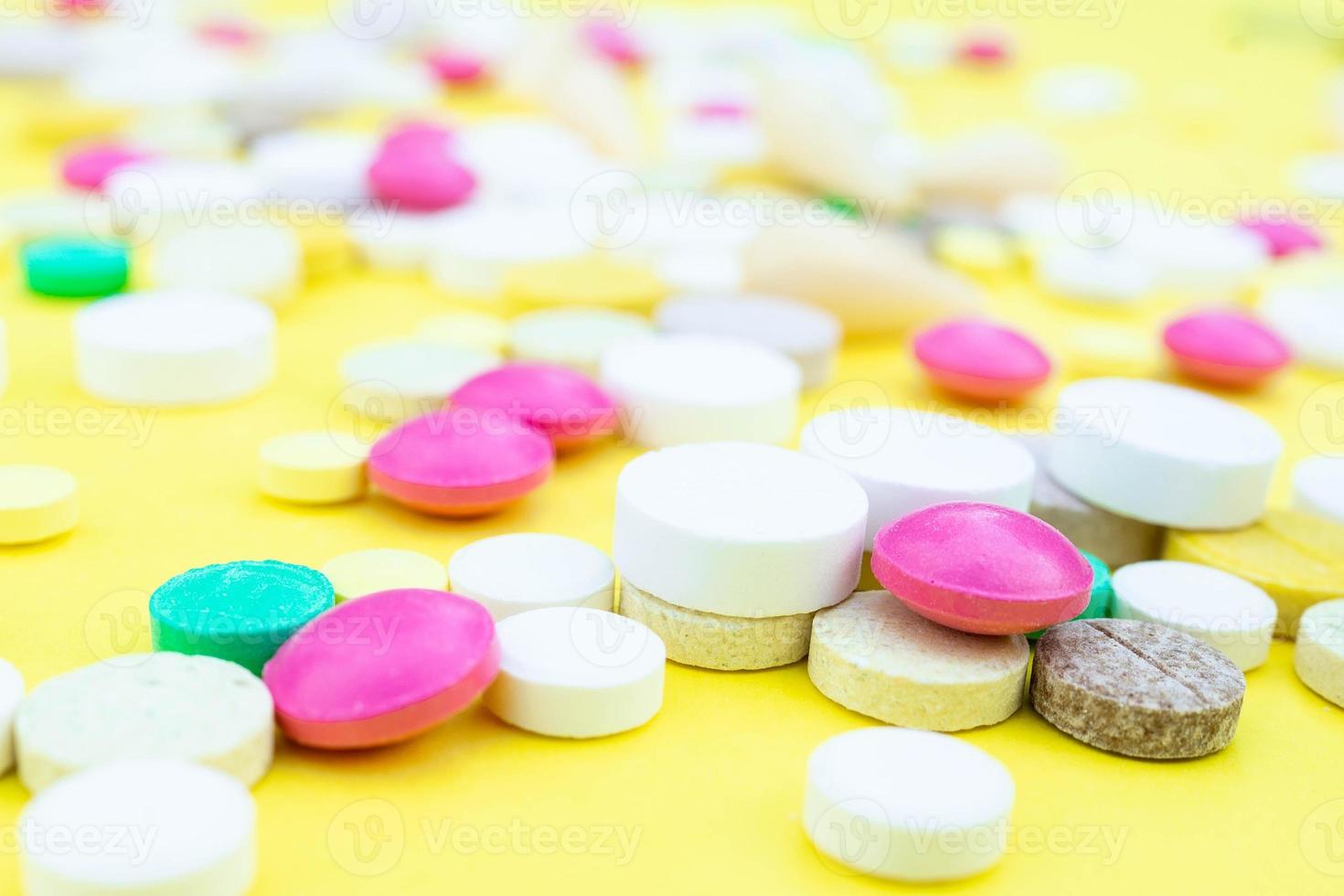Pillen auf gelbem Hintergrund foto