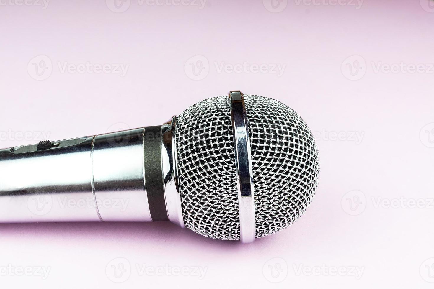 Mikrofon auf einem rosa Hintergrund foto