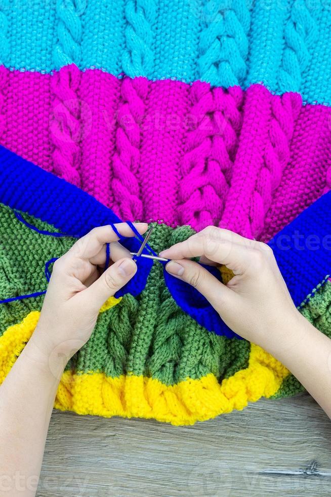 Mädchendecke strickt Stricknadeln foto