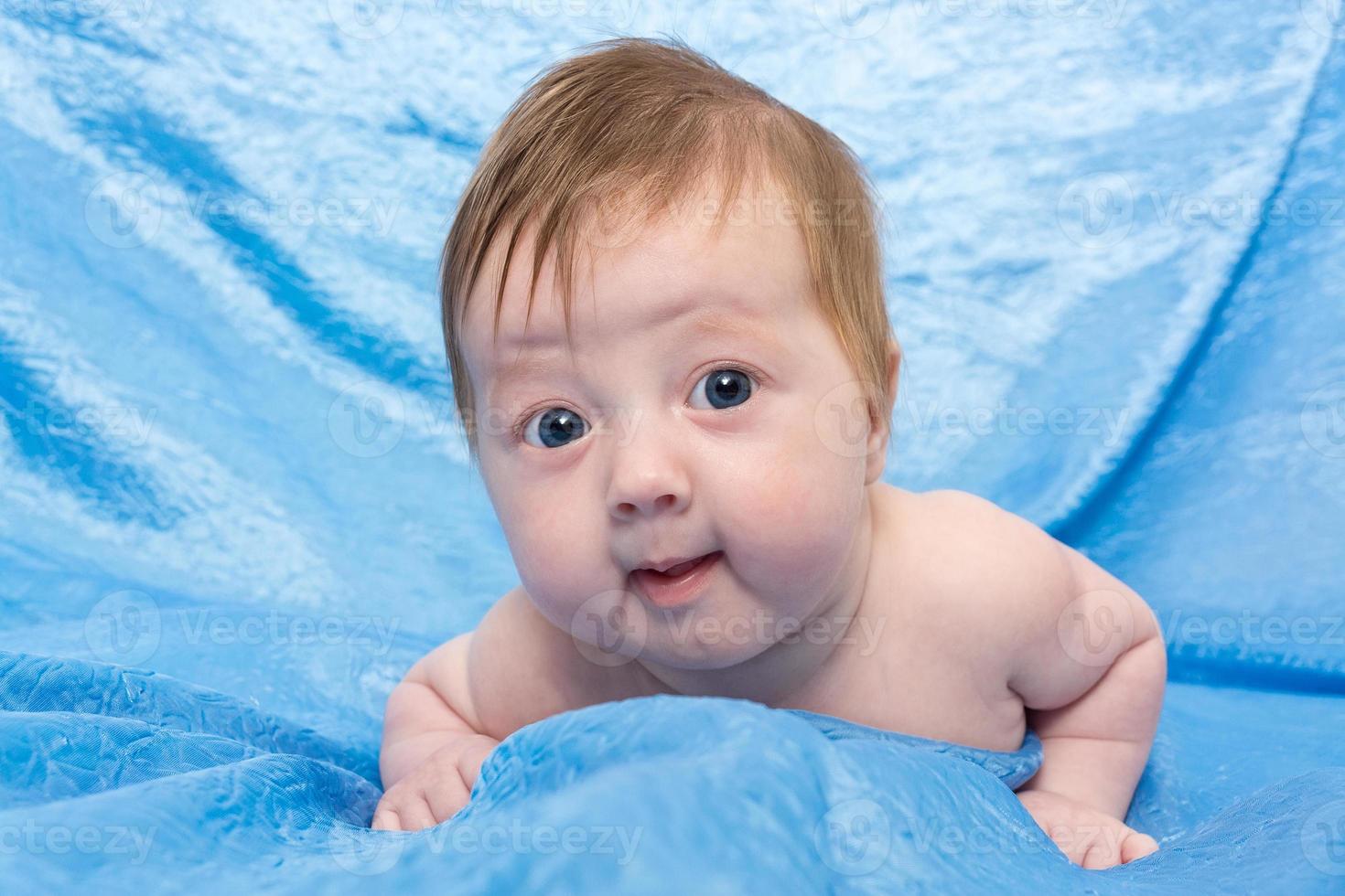 Kind auf blauem Hintergrund foto