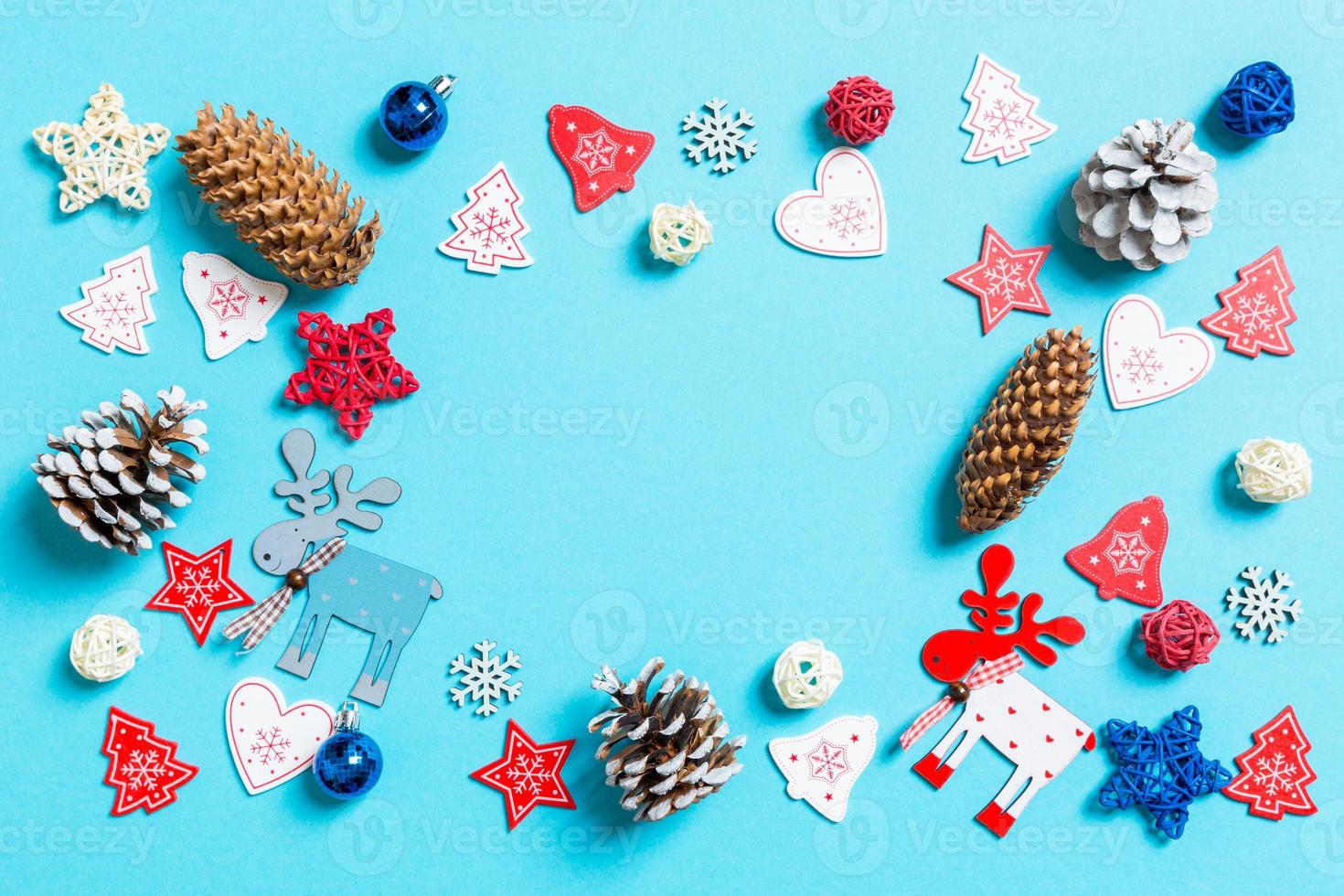 Draufsicht auf Spielzeug und Dekorationen des neuen Jahres auf blauem Hintergrund. weihnachtszeitkonzept mit leerem raum für ihr design foto